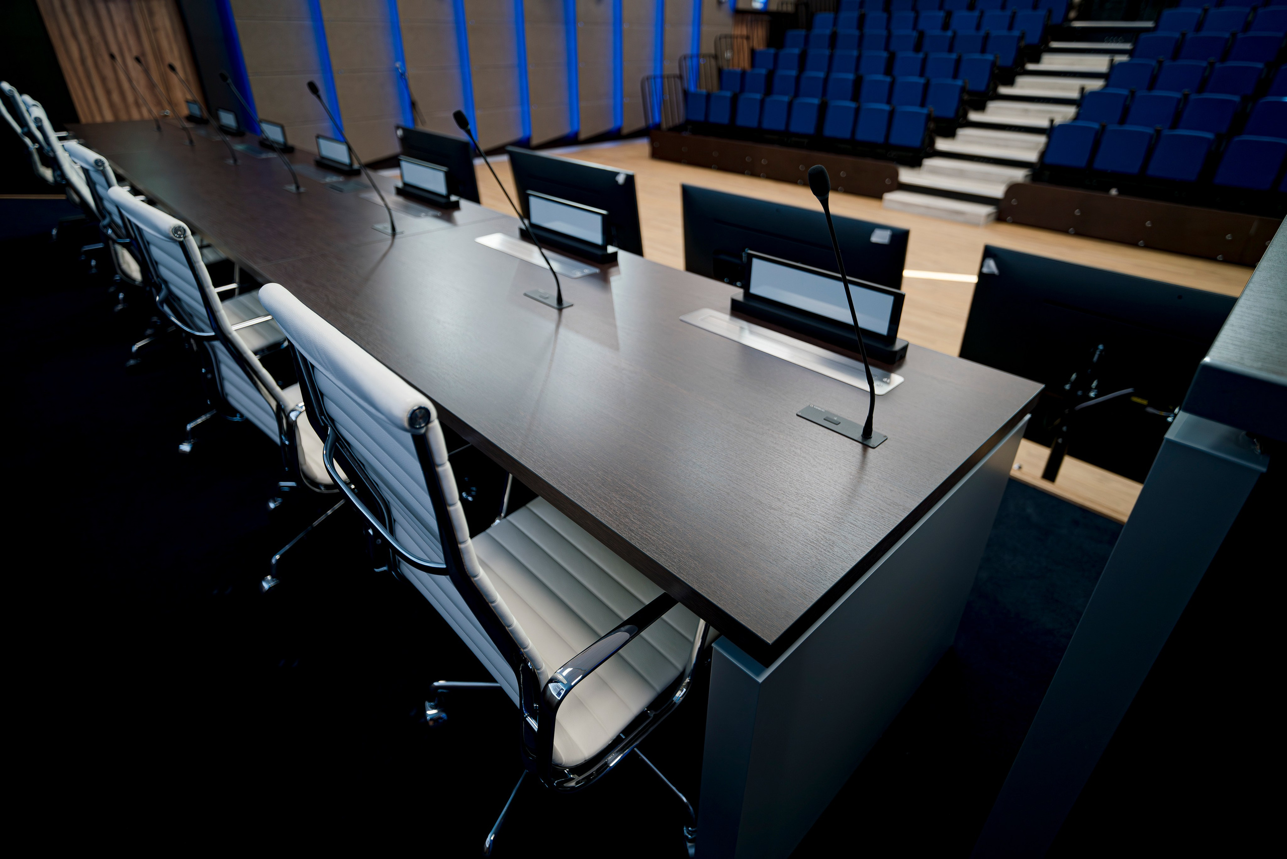 Видеограф для бизнеса в Санкт-Петербурге — съёмка производств, выставок, B2B