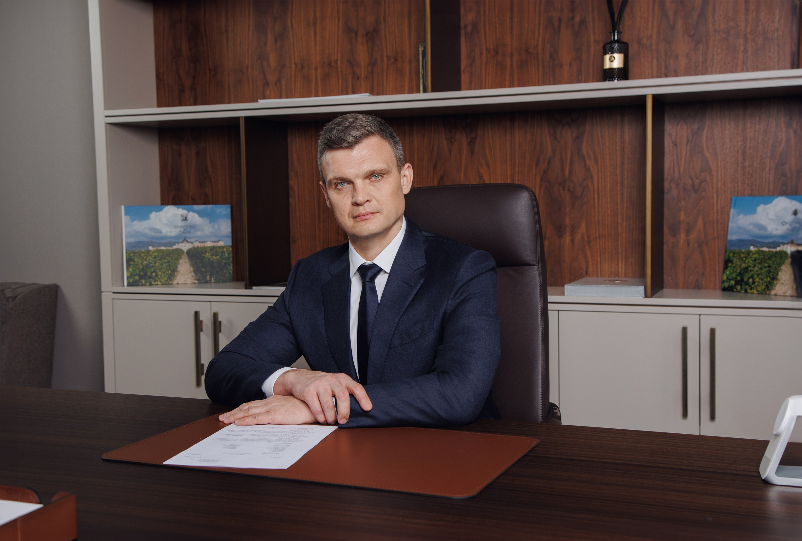 Мужчина сосредоточенно работает за компьютером за своим рабочим столом.