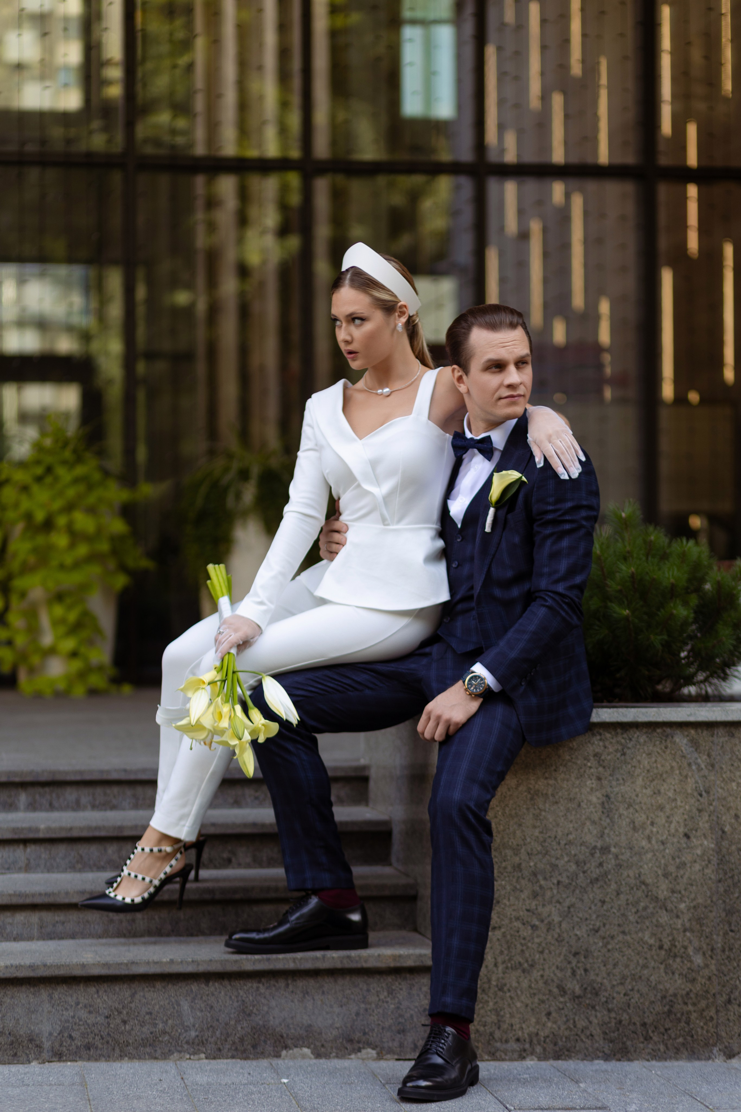 Молодожены присели на парапет над ступеньками