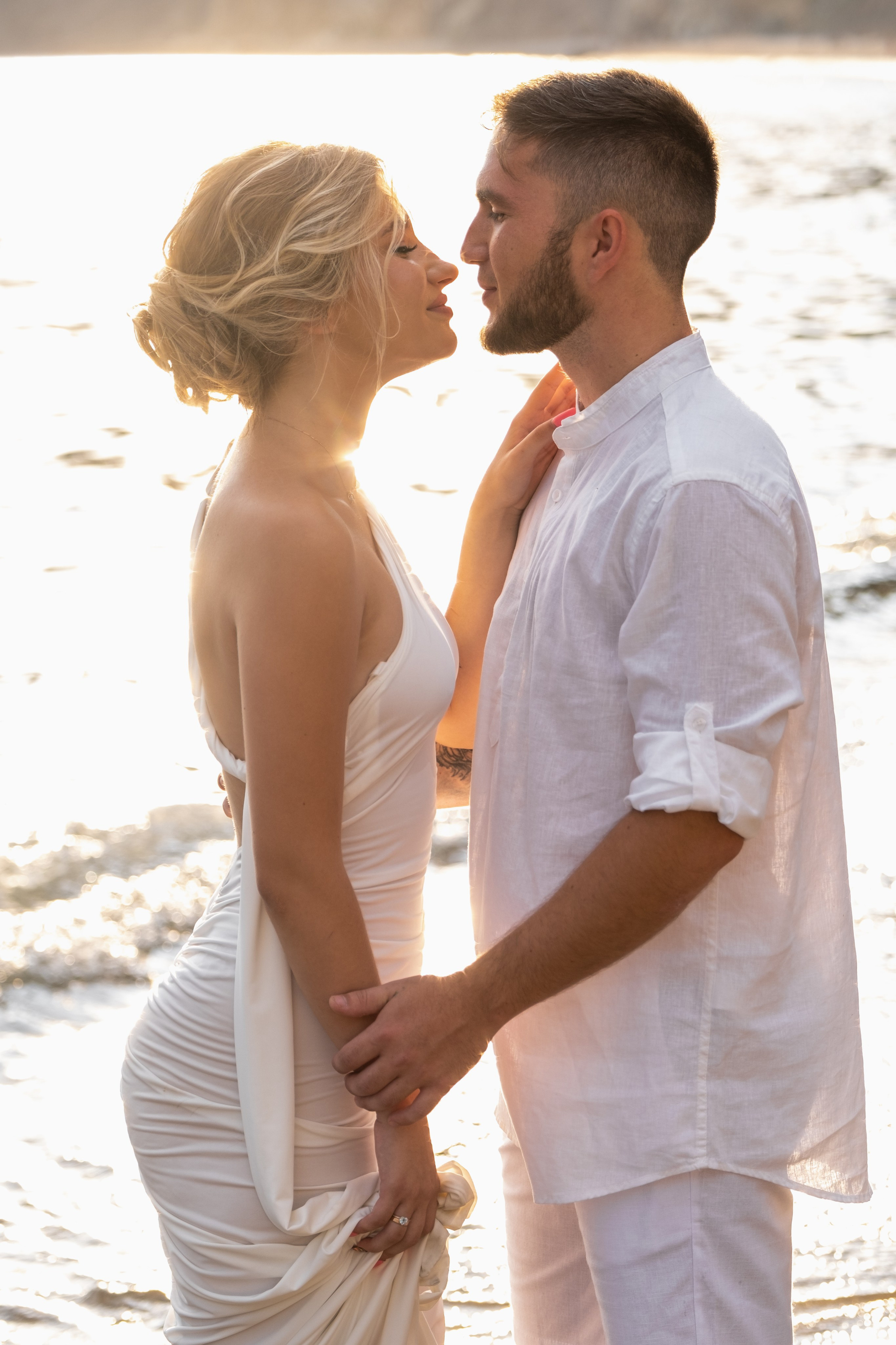 Поясной портрет влюбленной пары в белой одежде на фоне моря. Фотограф и видеограф Желдак Илья