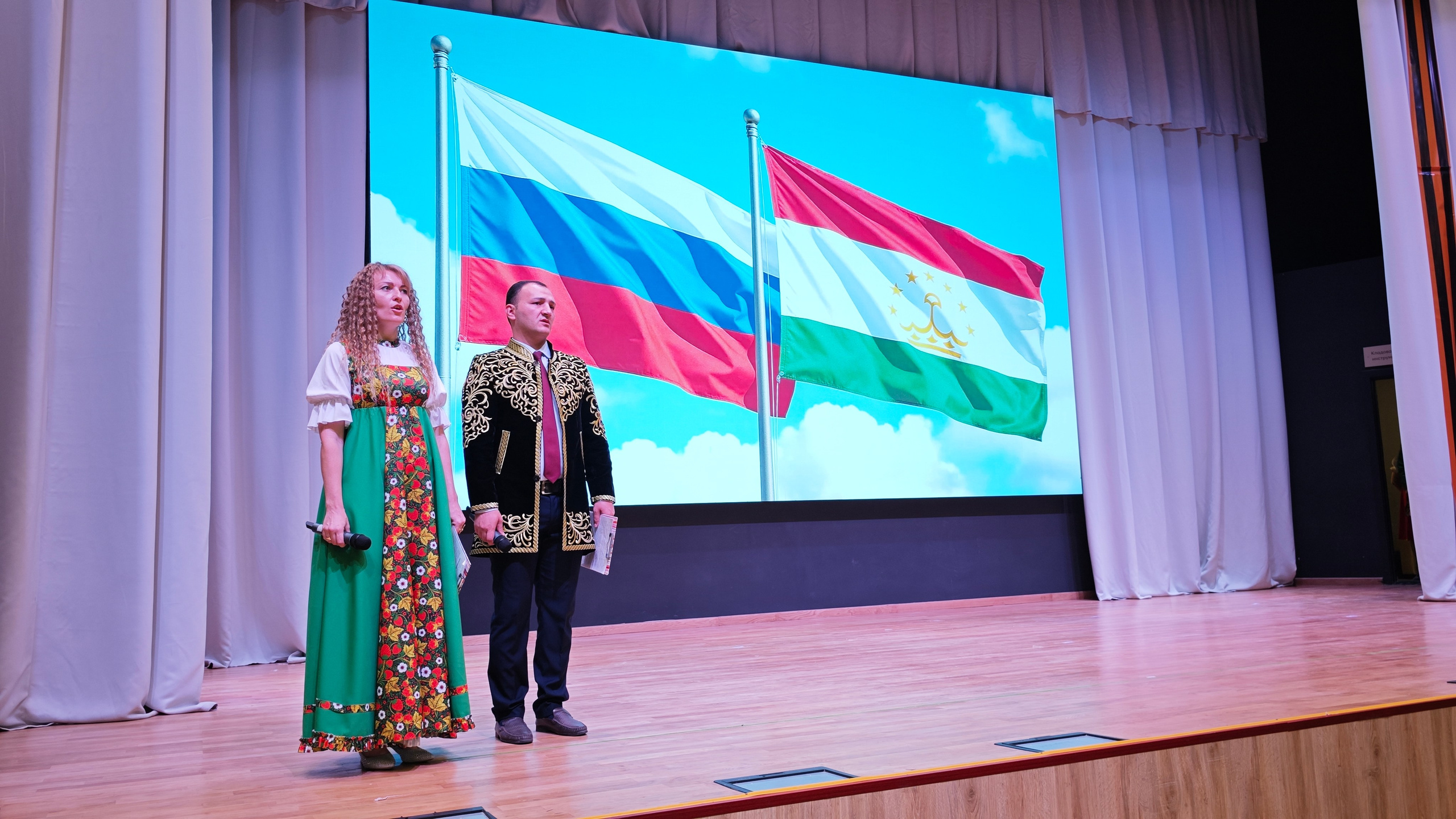 1 ноября 2025 г, г. Бохтар, Таджикистан. Золотое яблочко