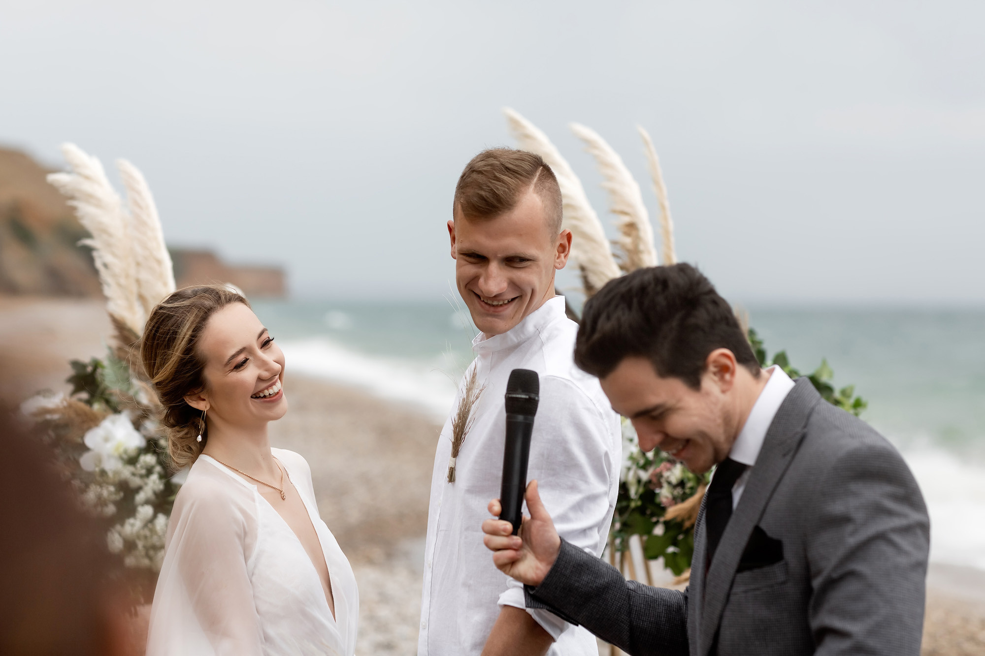 Свадебная выездная церемония и фотосессия на берегу моря. Свадебный фотограф, фотосъемка в Крыму, Севастополе, Симферополе, Ялте