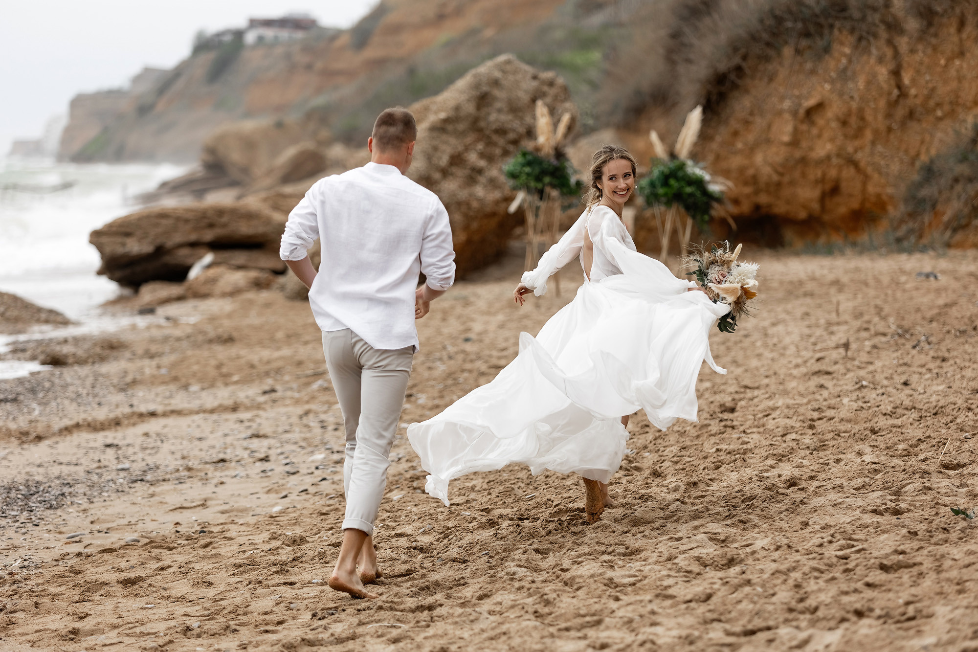 Свадебная выездная церемония и фотосессия на берегу моря. Свадебный фотограф, фотосъемка в Крыму, Севастополе, Симферополе, Ялте