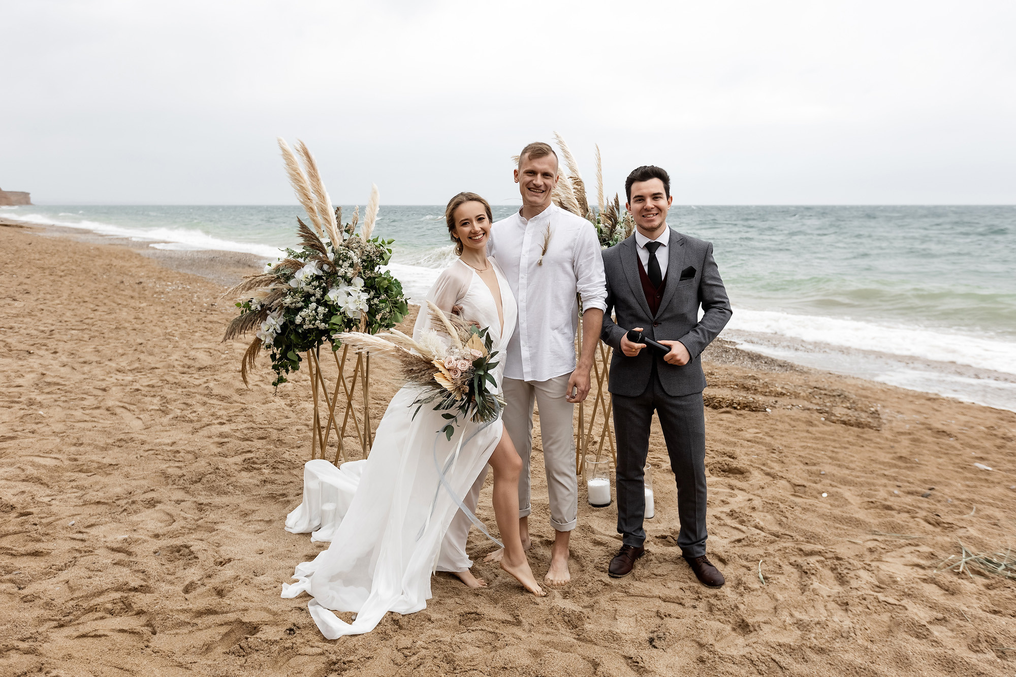 Свадебная выездная церемония и фотосессия на берегу моря. Свадебный фотограф, фотосъемка в Крыму, Севастополе, Симферополе, Ялте