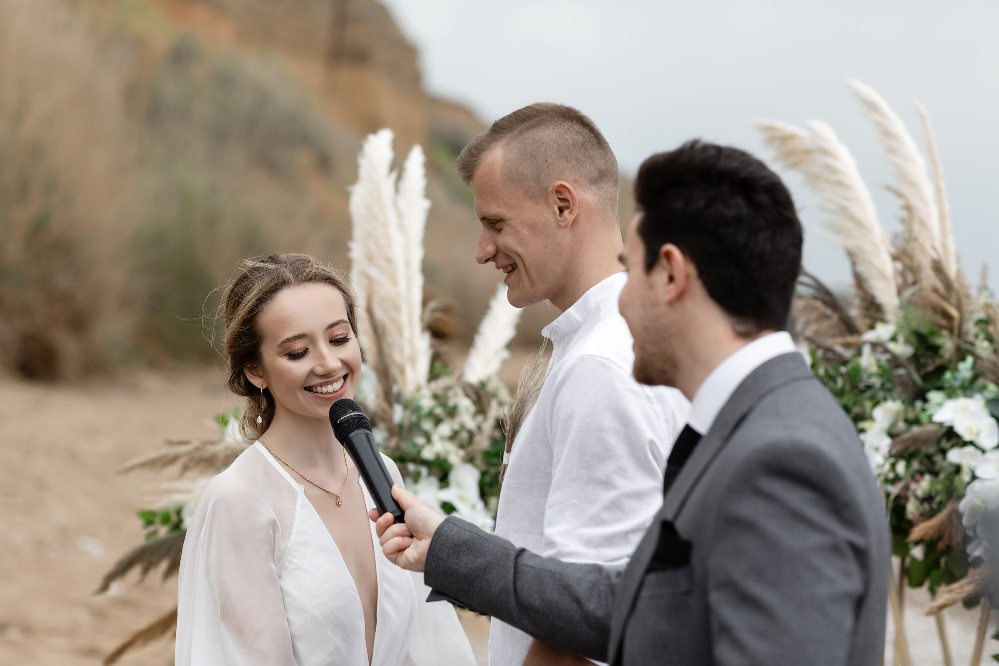 Свадебная выездная церемония и фотосессия на берегу моря. Свадебный фотограф, фотосъемка в Крыму, Севастополе, Симферополе, Ялте