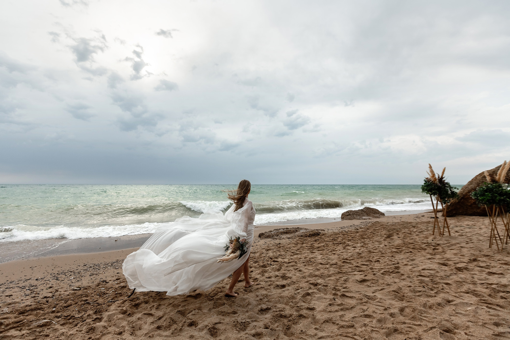 Свадебная выездная церемония и фотосессия на берегу моря. Свадебный фотограф, фотосъемка в Крыму, Севастополе, Симферополе, Ялте