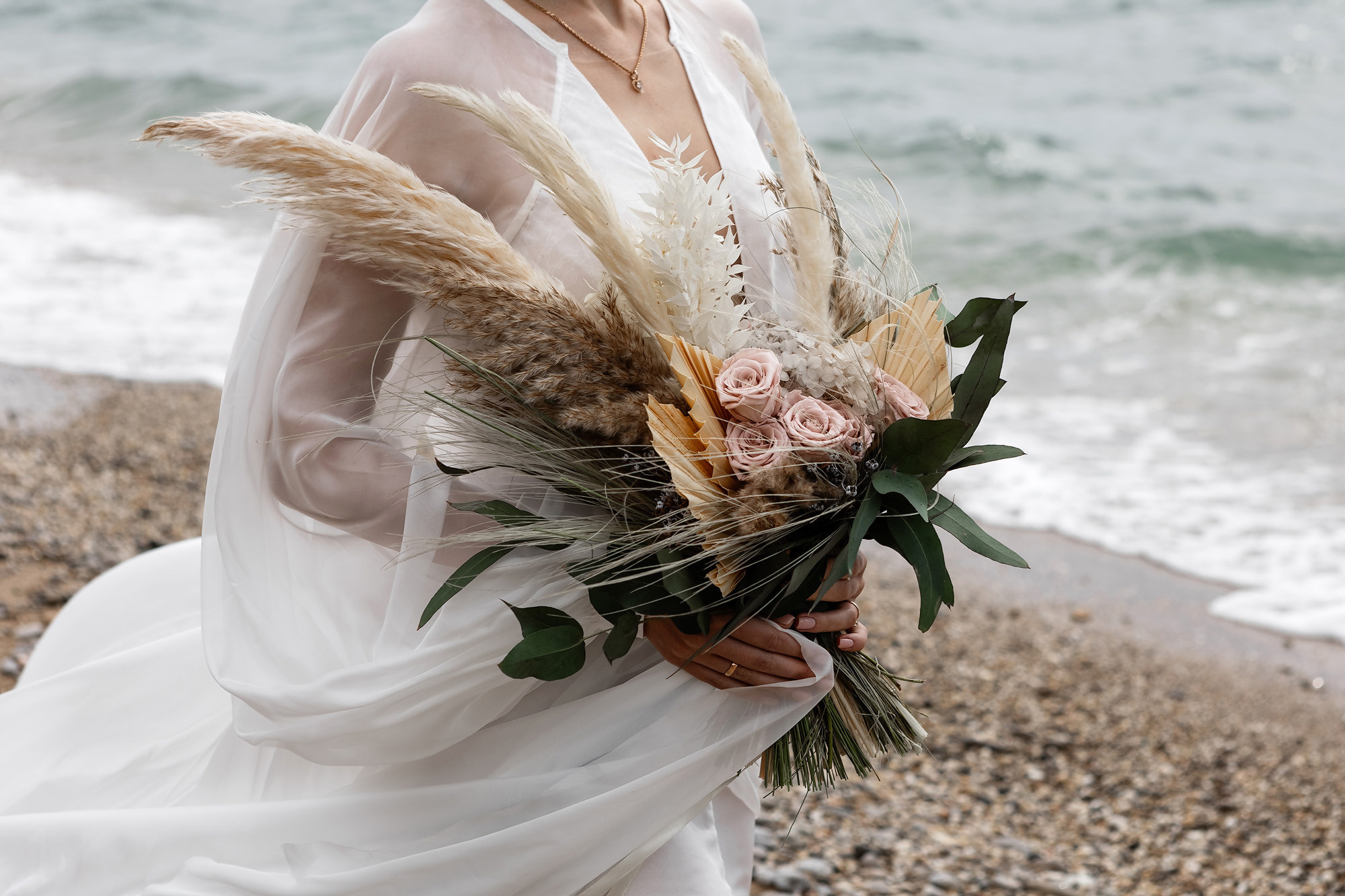 Свадебная выездная церемония и фотосессия на берегу моря. Свадебный фотограф, фотосъемка в Крыму, Севастополе, Симферополе, Ялте