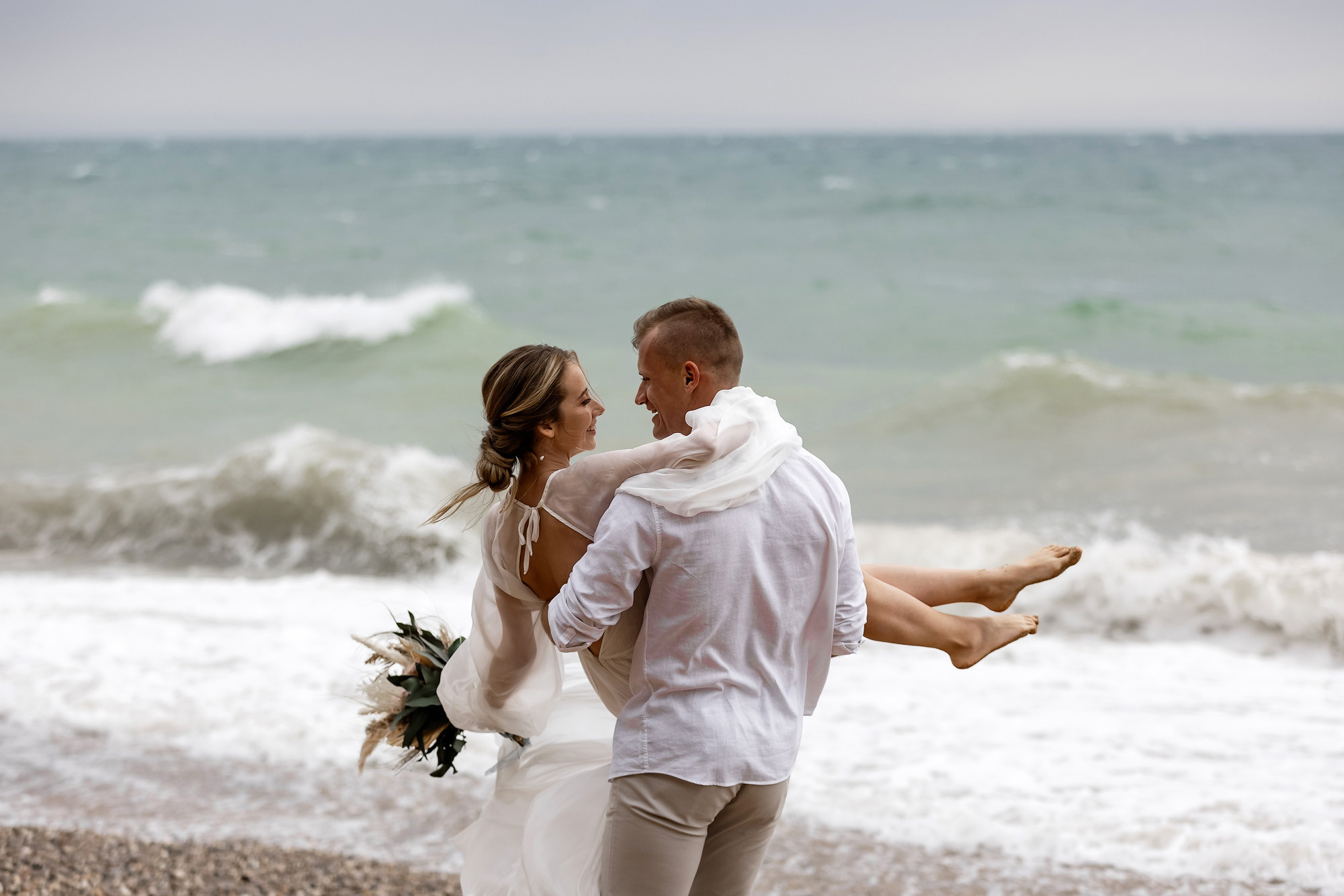 Свадебная выездная церемония и фотосессия на берегу моря. Свадебный фотограф, фотосъемка в Крыму, Севастополе, Симферополе, Ялте