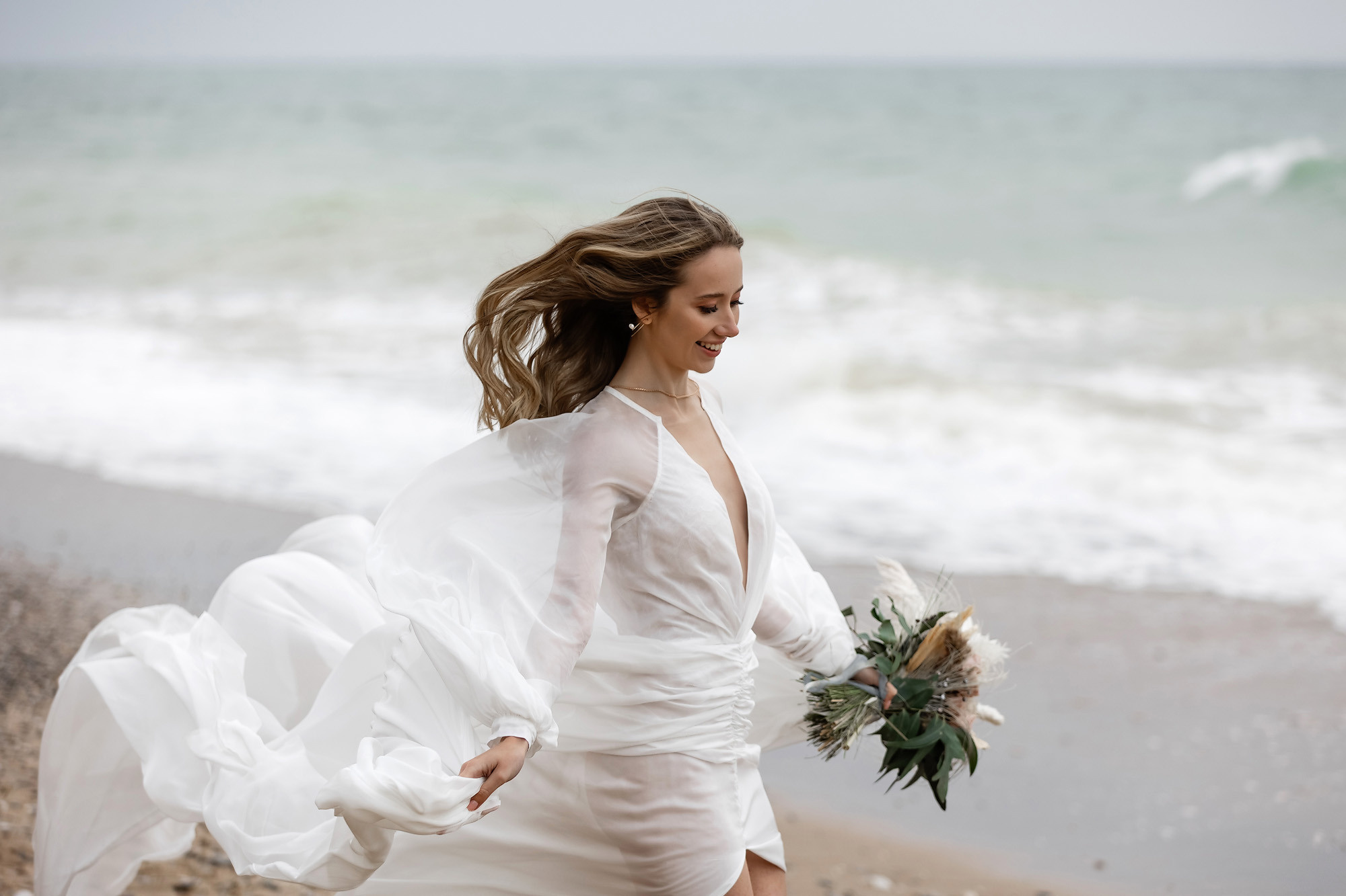 Свадебная выездная церемония и фотосессия на берегу моря. Свадебный фотограф, фотосъемка в Крыму, Севастополе, Симферополе, Ялте