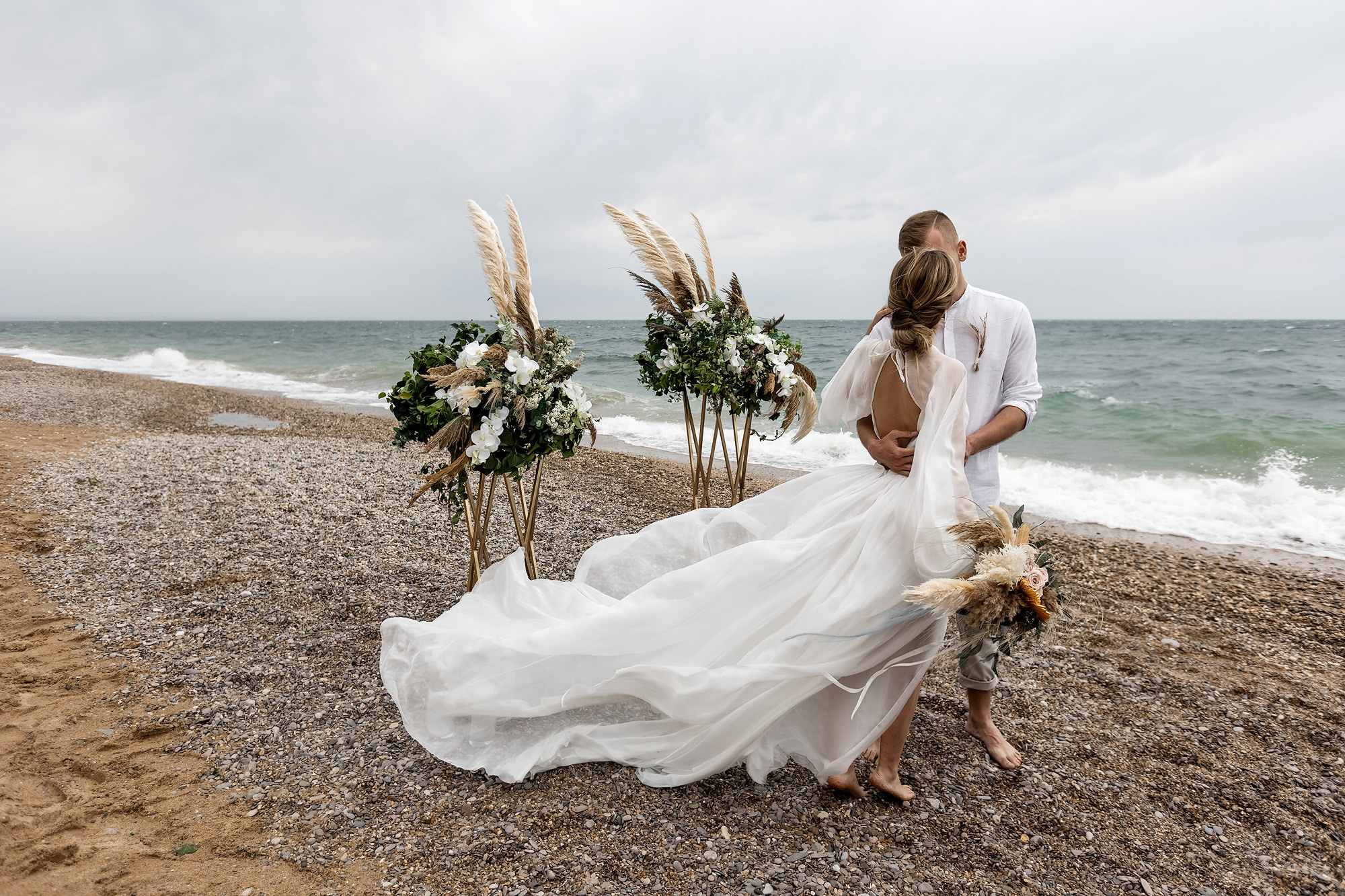 Свадебная выездная церемония и фотосессия на берегу моря. Свадебный фотограф, фотосъемка в Крыму, Севастополе, Симферополе, Ялте