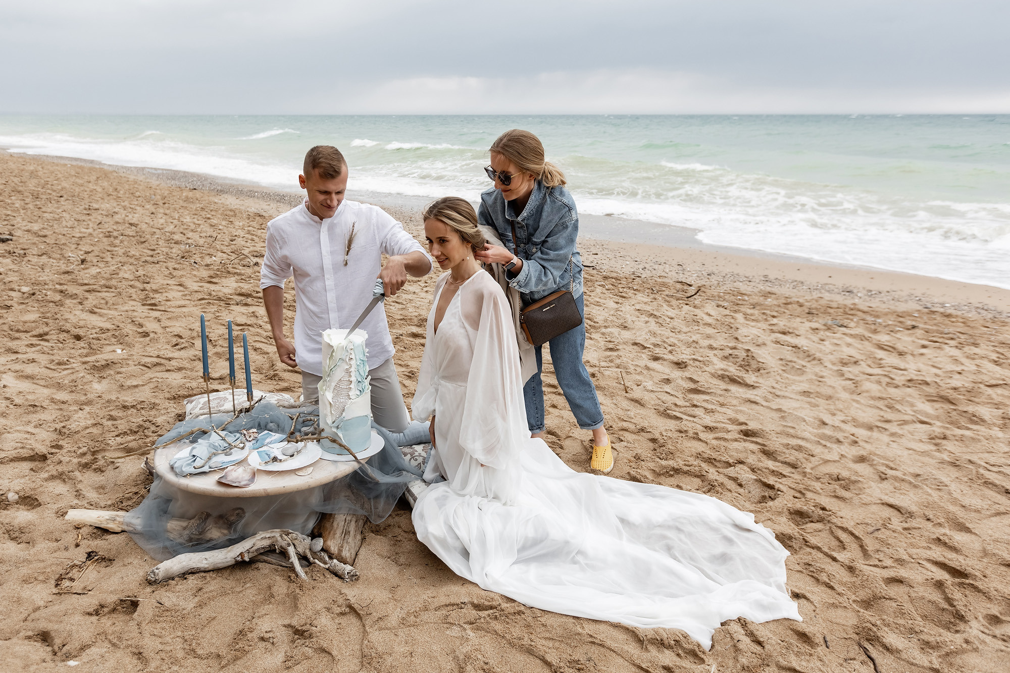Свадебная выездная церемония и фотосессия на берегу моря. Свадебный фотограф, фотосъемка в Крыму, Севастополе, Симферополе, Ялте