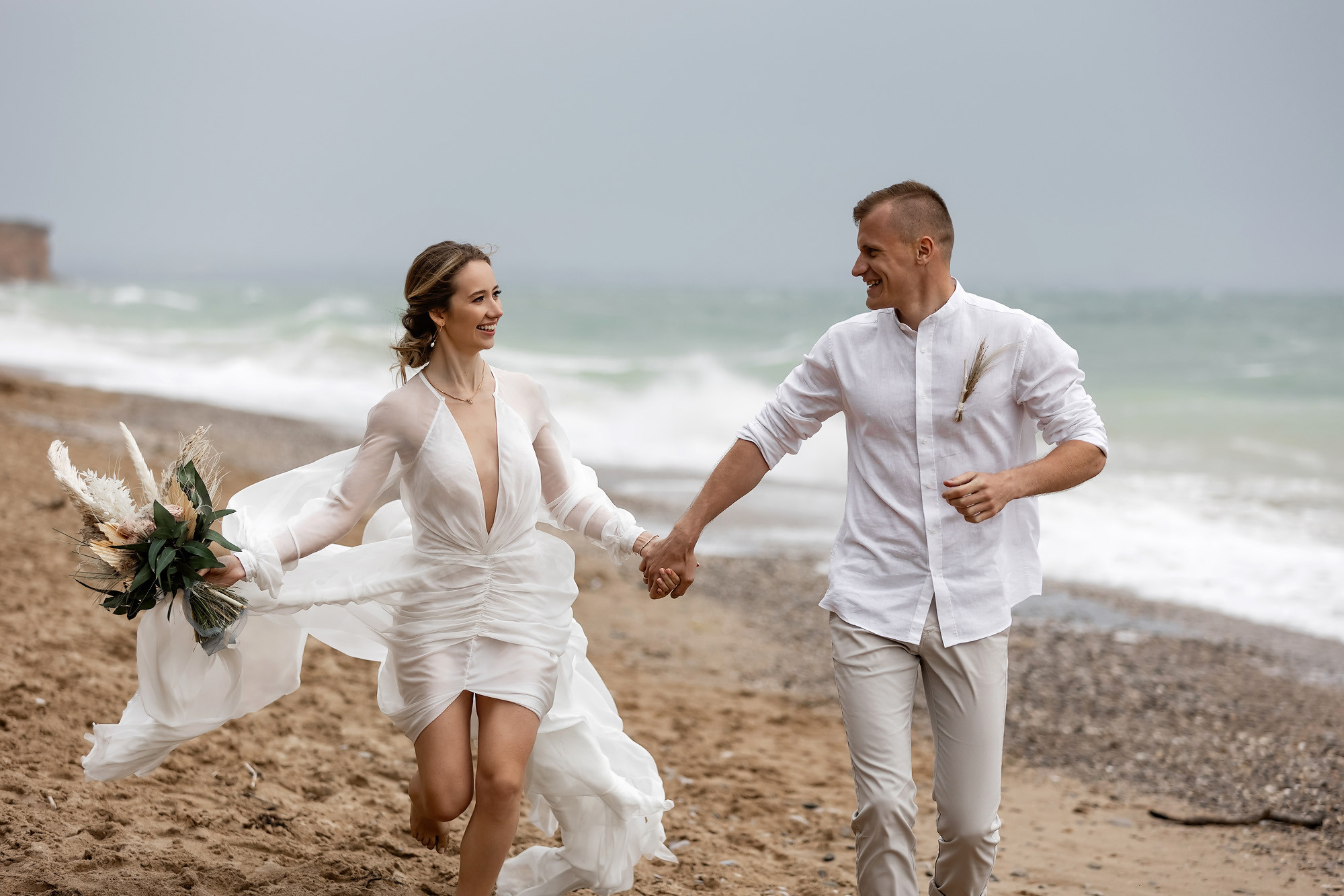 Свадебная выездная церемония и фотосессия на берегу моря. Свадебный фотограф, фотосъемка в Крыму, Севастополе, Симферополе, Ялте