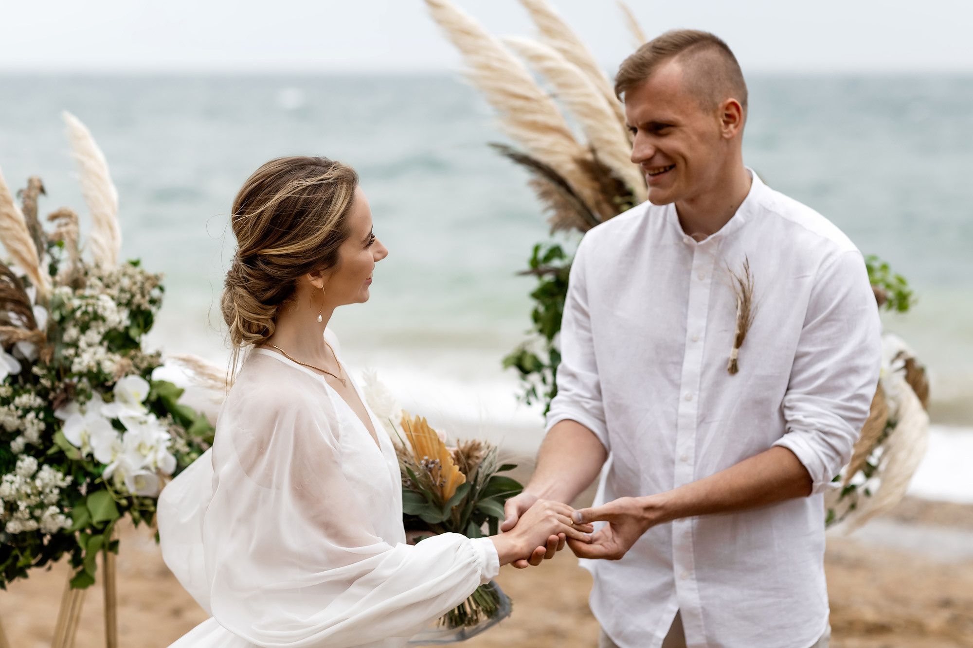 Свадебная выездная церемония и фотосессия на берегу моря. Свадебный фотограф, фотосъемка в Крыму, Севастополе, Симферополе, Ялте