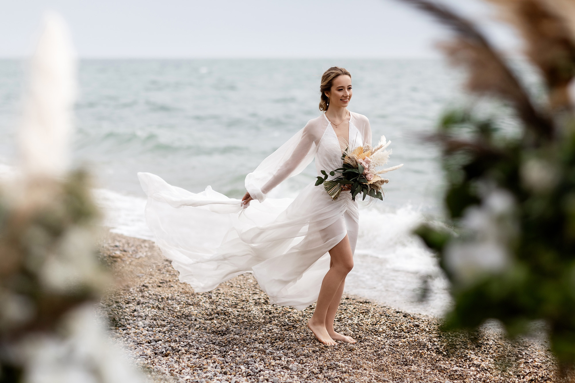Свадебная выездная церемония и фотосессия на берегу моря. Свадебный фотограф, фотосъемка в Крыму, Севастополе, Симферополе, Ялте