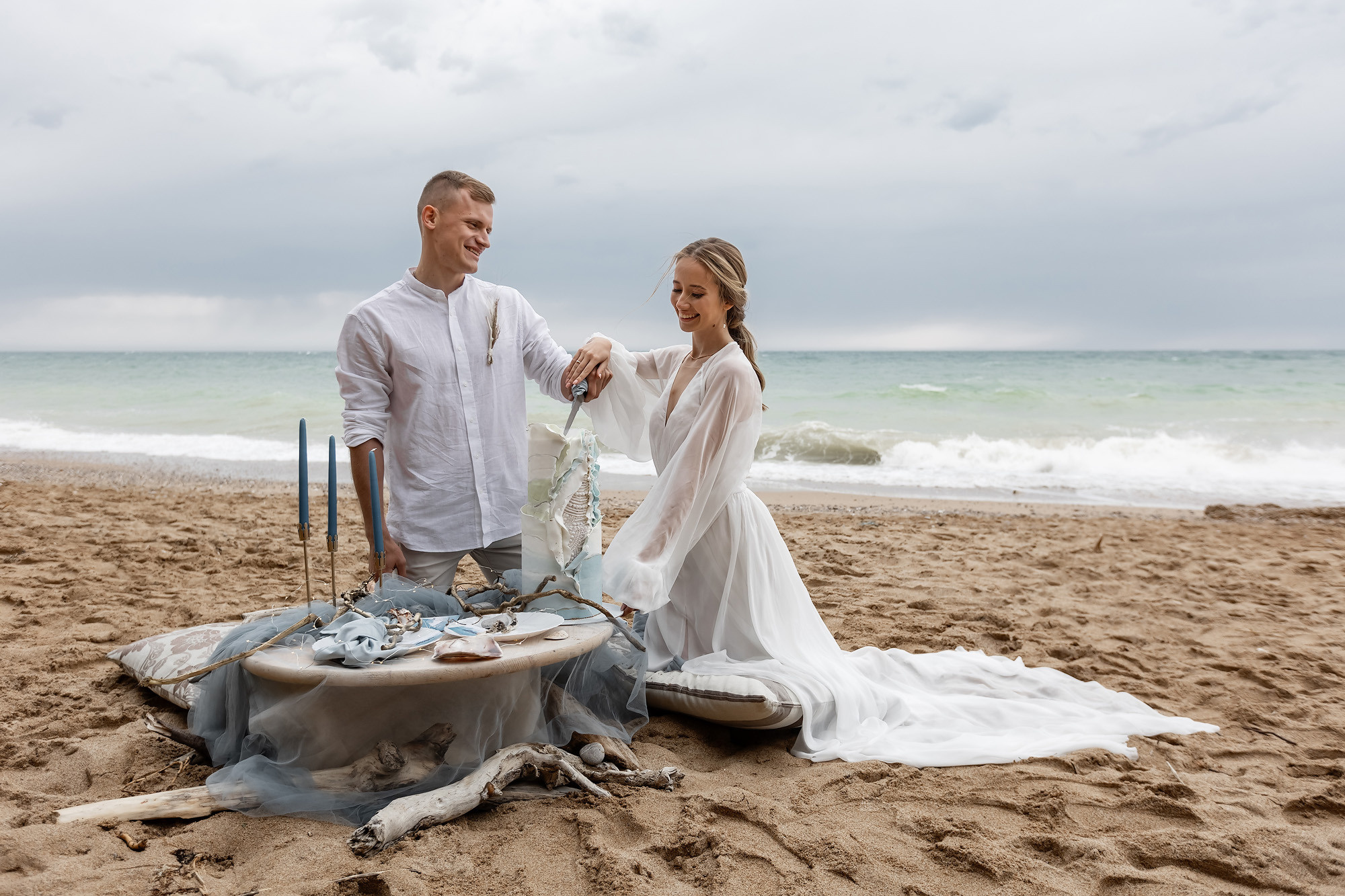 Свадебная выездная церемония и фотосессия на берегу моря. Свадебный фотограф, фотосъемка в Крыму, Севастополе, Симферополе, Ялте
