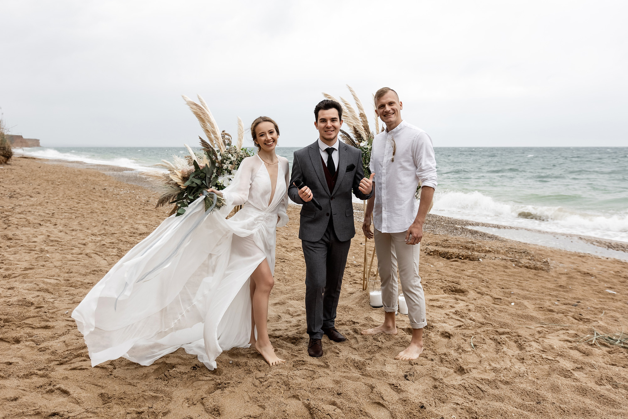 Свадебная выездная церемония и фотосессия на берегу моря. Свадебный фотограф, фотосъемка в Крыму, Севастополе, Симферополе, Ялте