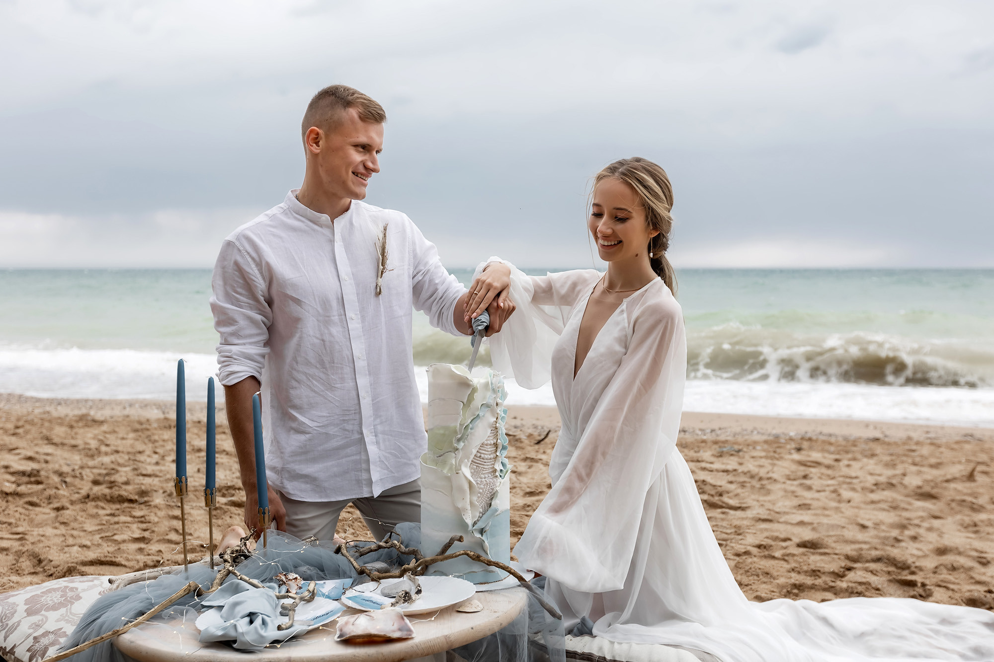 Свадебная выездная церемония и фотосессия на берегу моря. Свадебный фотограф, фотосъемка в Крыму, Севастополе, Симферополе, Ялте