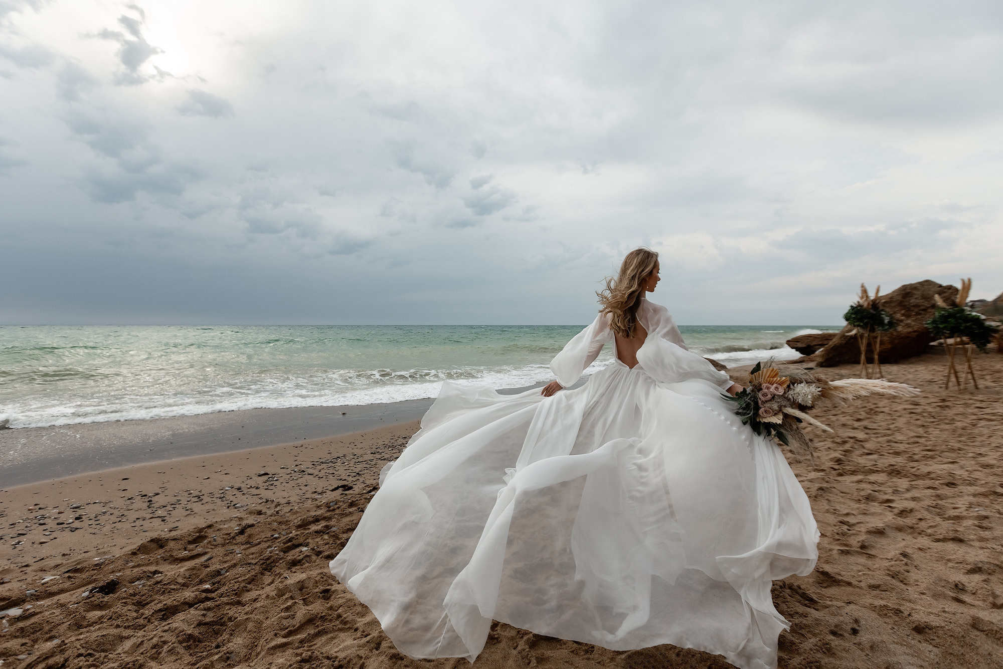 Свадебная выездная церемония и фотосессия на берегу моря. Свадебный фотограф, фотосъемка в Крыму, Севастополе, Симферополе, Ялте
