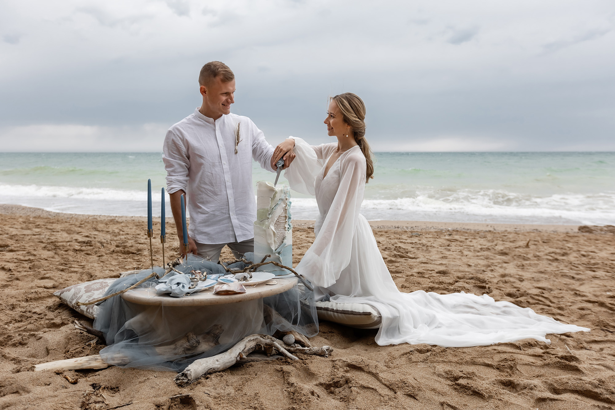 Свадебная выездная церемония и фотосессия на берегу моря. Свадебный фотограф, фотосъемка в Крыму, Севастополе, Симферополе, Ялте