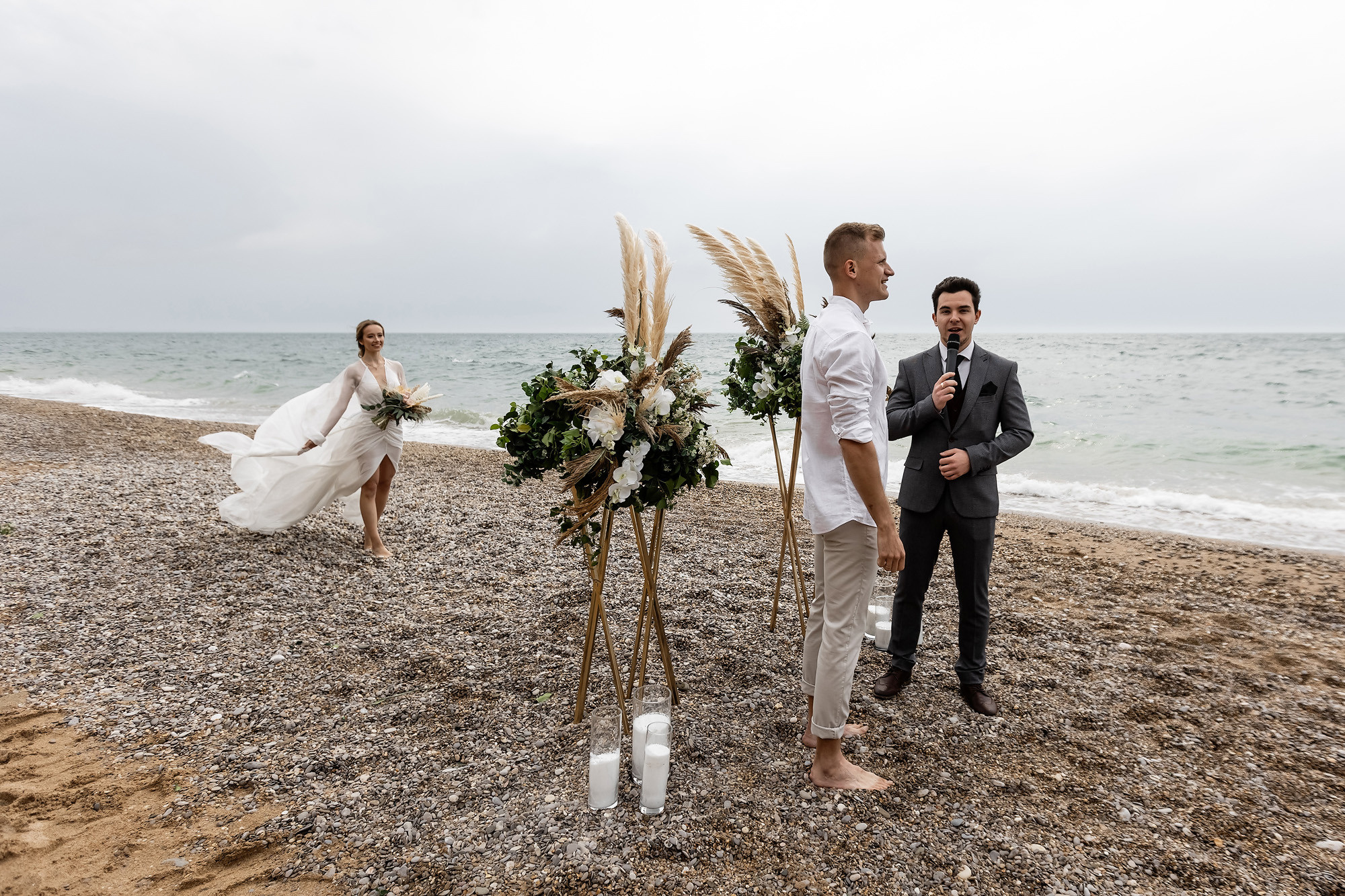 Свадебная выездная церемония и фотосессия на берегу моря. Свадебный фотограф, фотосъемка в Крыму, Севастополе, Симферополе, Ялте