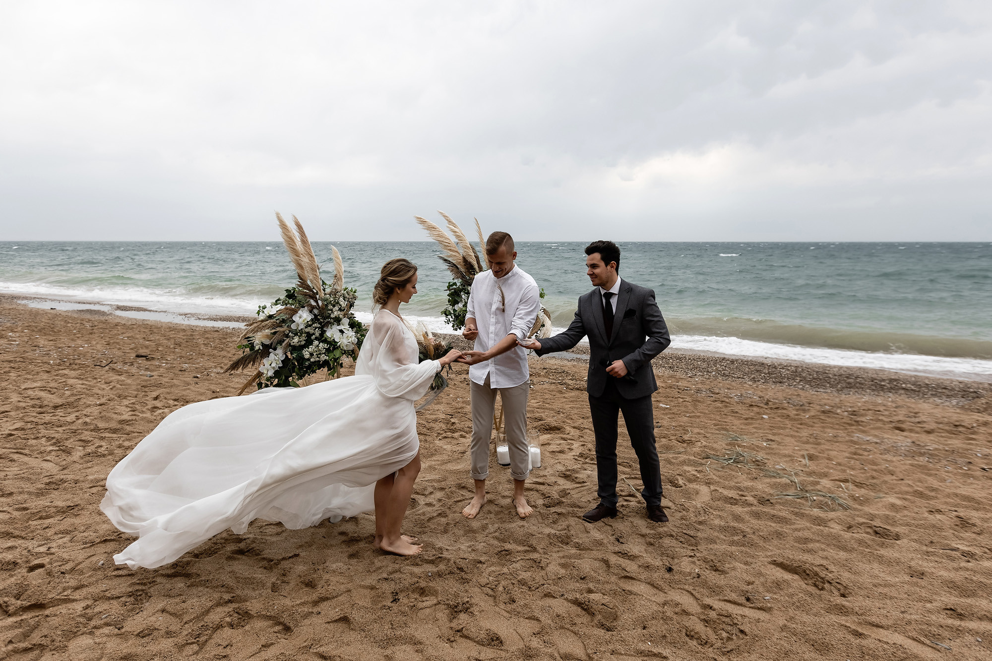 Свадебная выездная церемония и фотосессия на берегу моря. Свадебный фотограф, фотосъемка в Крыму, Севастополе, Симферополе, Ялте