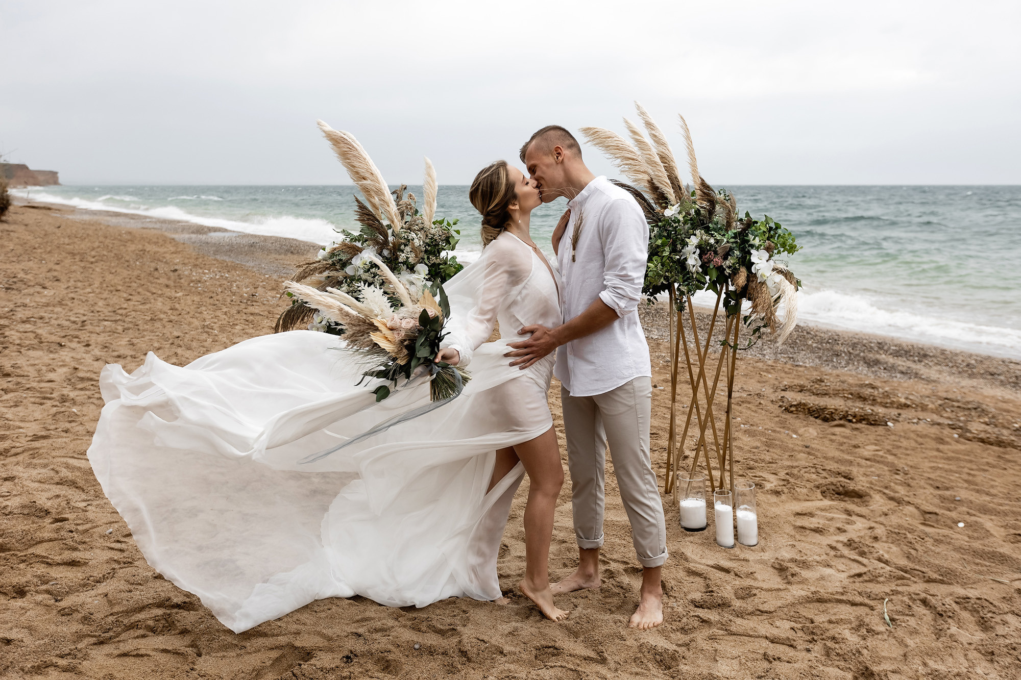 Свадебная выездная церемония и фотосессия на берегу моря. Свадебный фотограф, фотосъемка в Крыму, Севастополе, Симферополе, Ялте