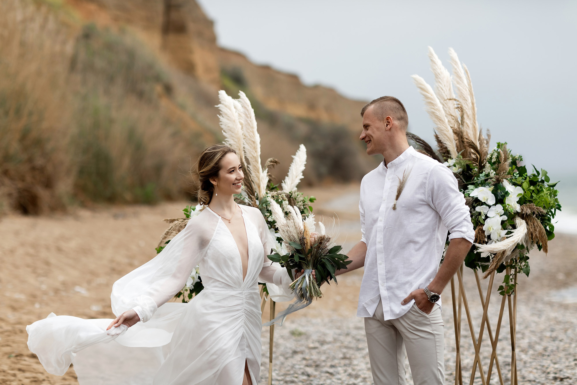 Свадебная выездная церемония и фотосессия на берегу моря. Свадебный фотограф, фотосъемка в Крыму, Севастополе, Симферополе, Ялте