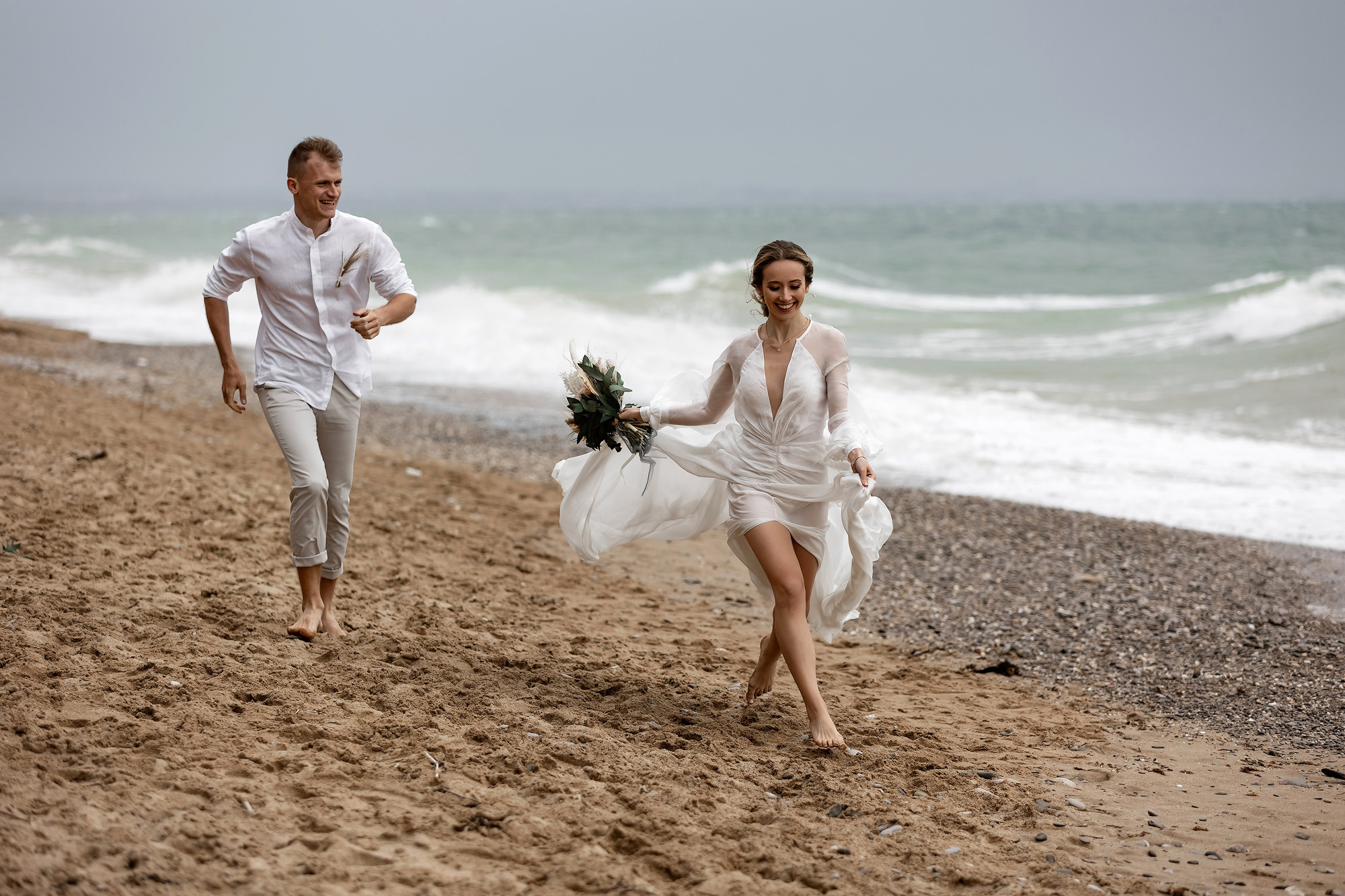 Свадебная выездная церемония и фотосессия на берегу моря. Свадебный фотограф, фотосъемка в Крыму, Севастополе, Симферополе, Ялте