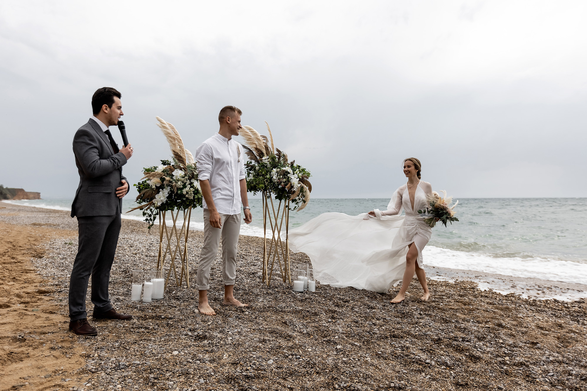 Свадебная выездная церемония и фотосессия на берегу моря. Свадебный фотограф, фотосъемка в Крыму, Севастополе, Симферополе, Ялте