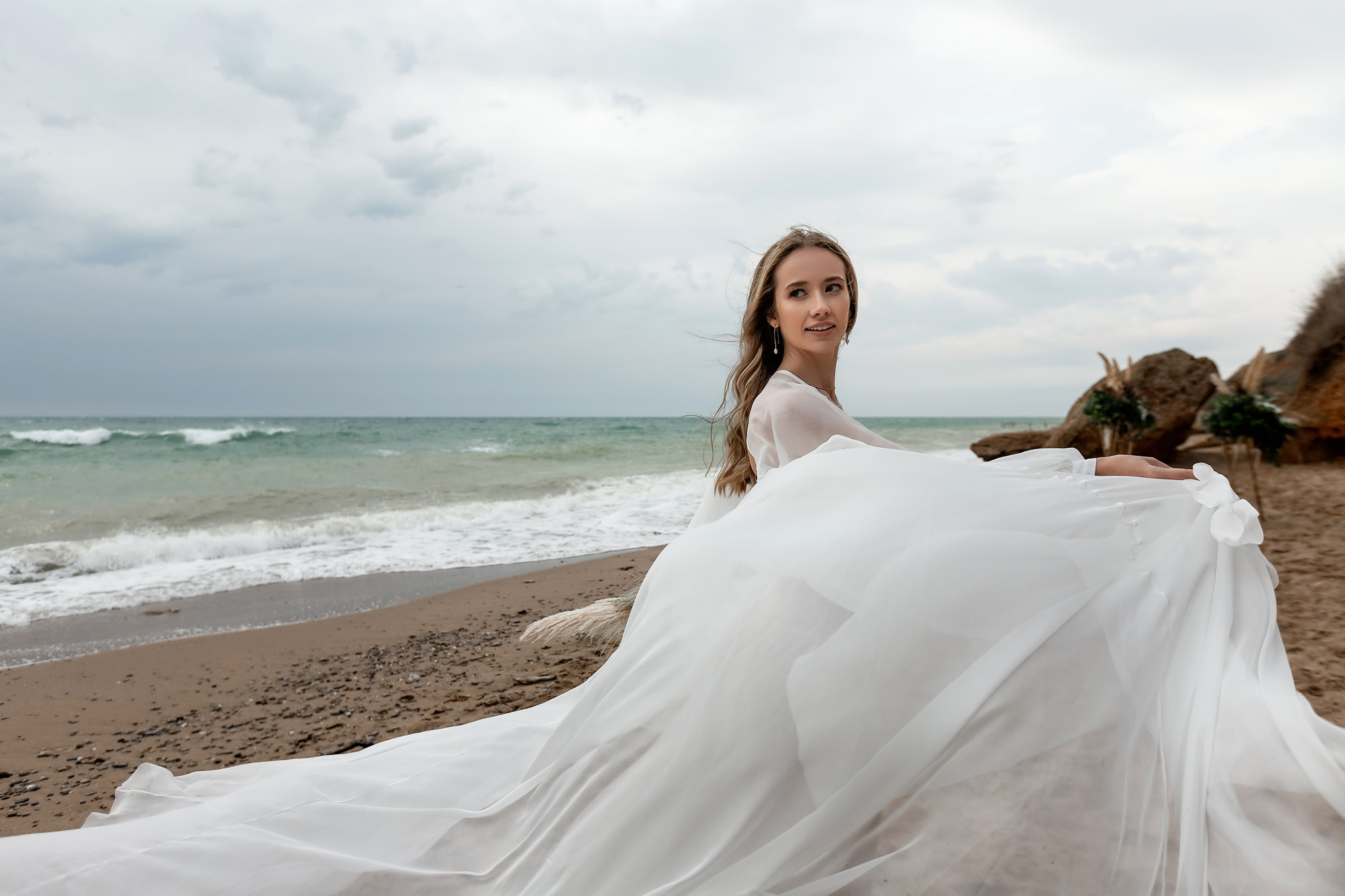 Свадебная выездная церемония и фотосессия на берегу моря. Свадебный фотограф, фотосъемка в Крыму, Севастополе, Симферополе, Ялте