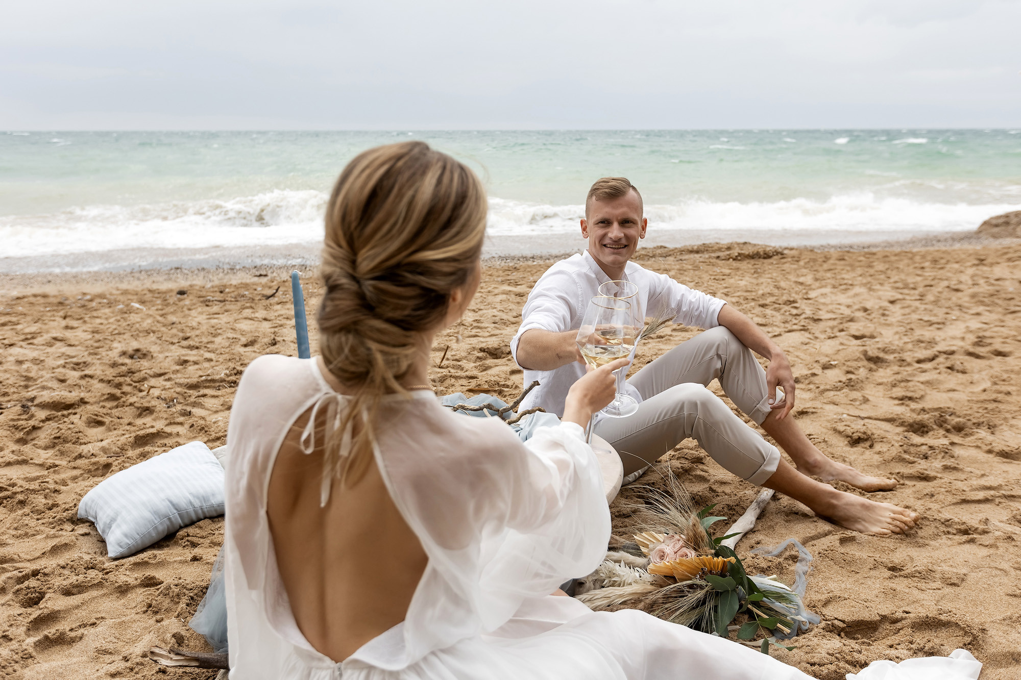 Свадебная выездная церемония и фотосессия на берегу моря. Свадебный фотограф, фотосъемка в Крыму, Севастополе, Симферополе, Ялте