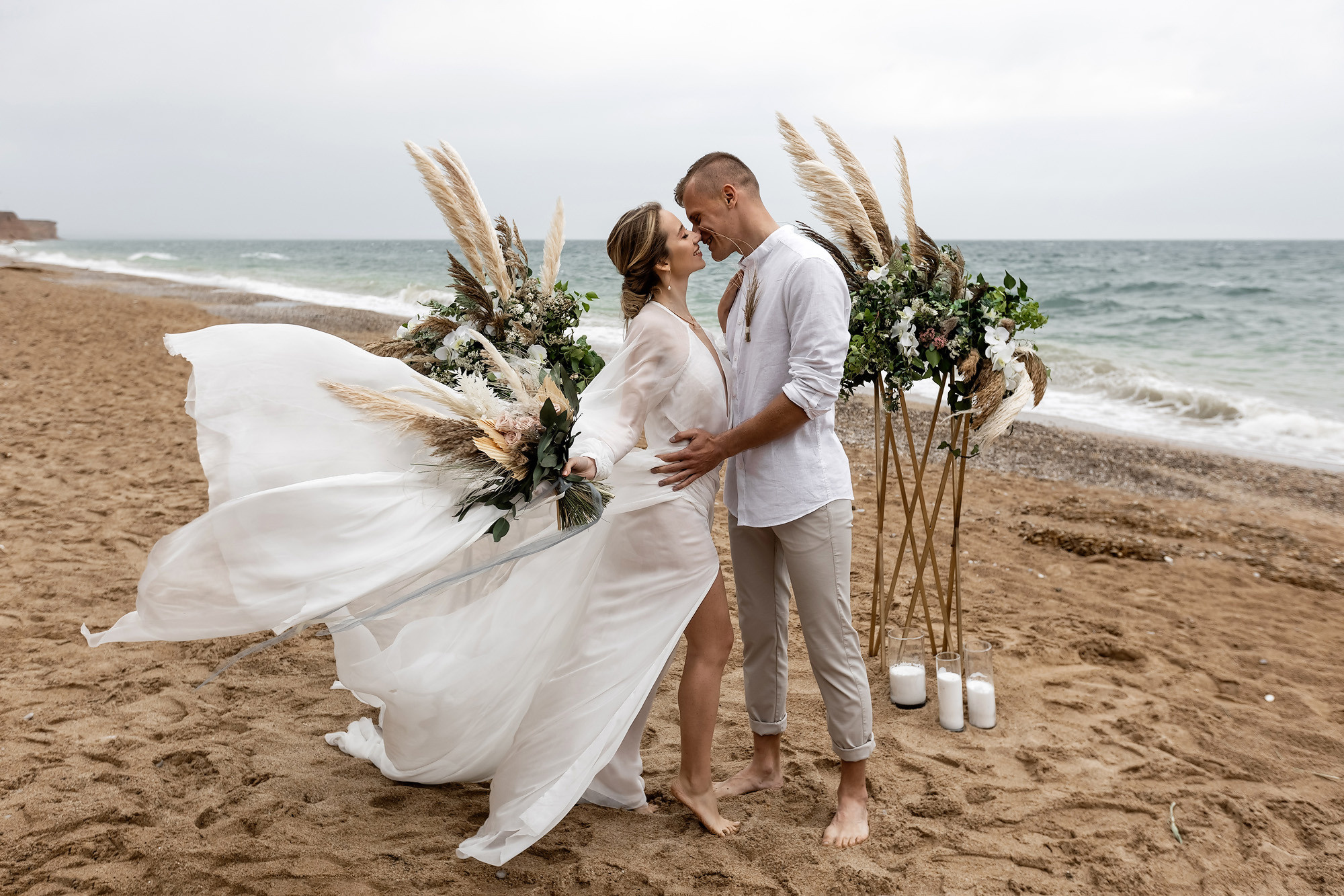 Свадебная выездная церемония и фотосессия на берегу моря. Свадебный фотограф, фотосъемка в Крыму, Севастополе, Симферополе, Ялте