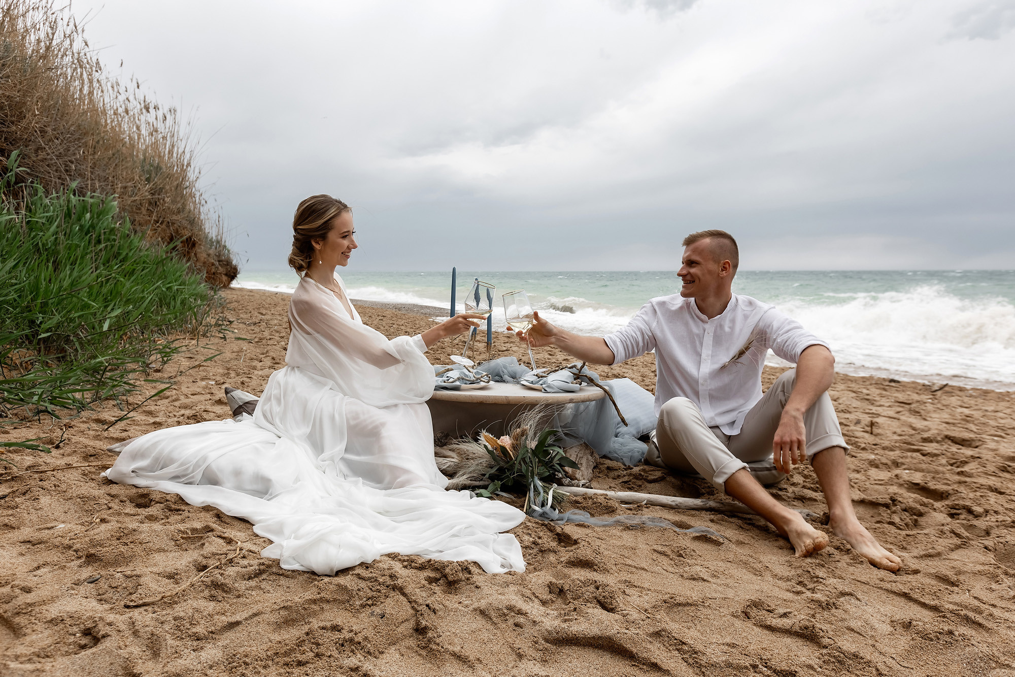 Свадебная выездная церемония и фотосессия на берегу моря. Свадебный фотограф, фотосъемка в Крыму, Севастополе, Симферополе, Ялте