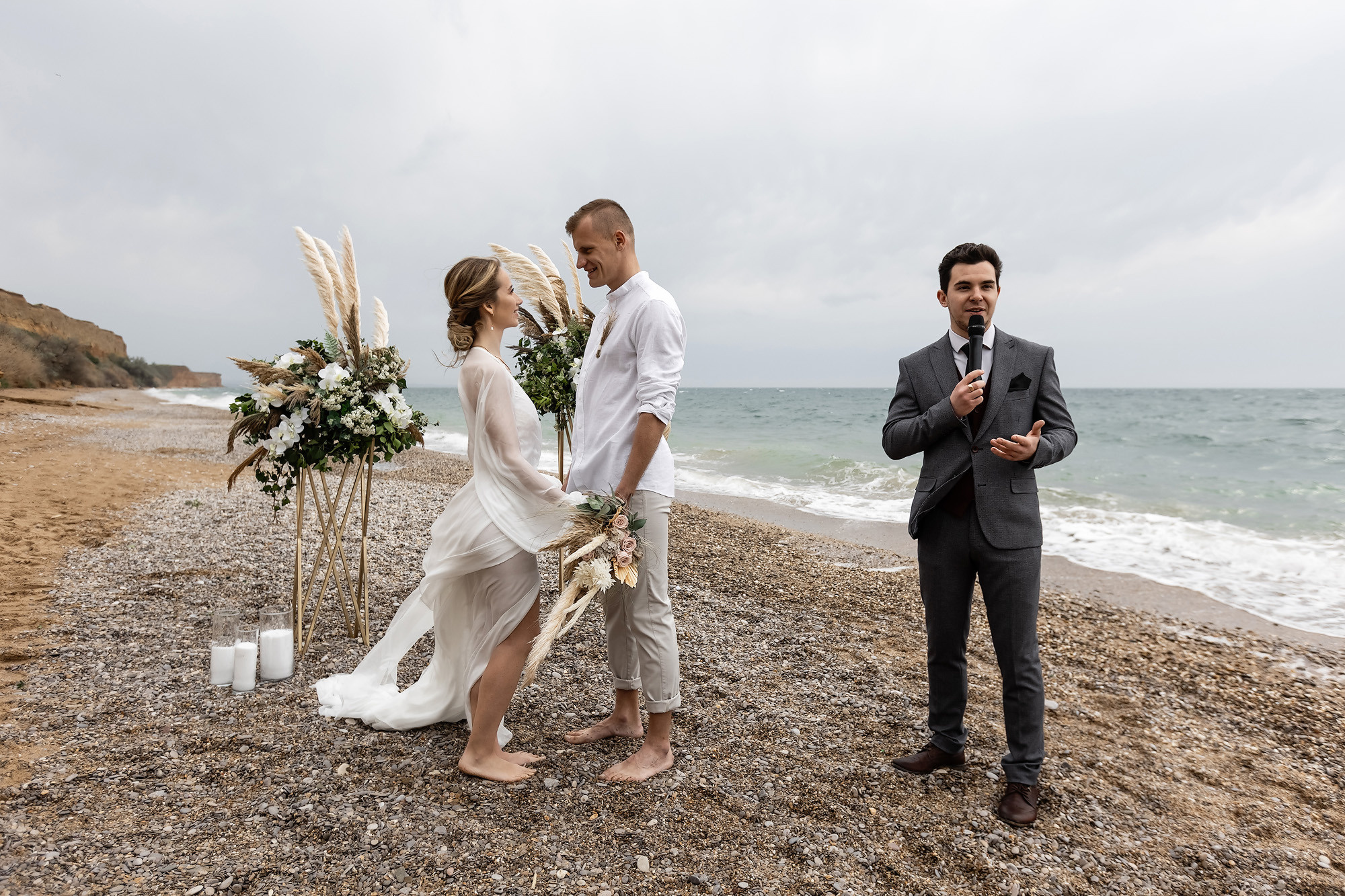Свадебная выездная церемония и фотосессия на берегу моря. Свадебный фотограф, фотосъемка в Крыму, Севастополе, Симферополе, Ялте
