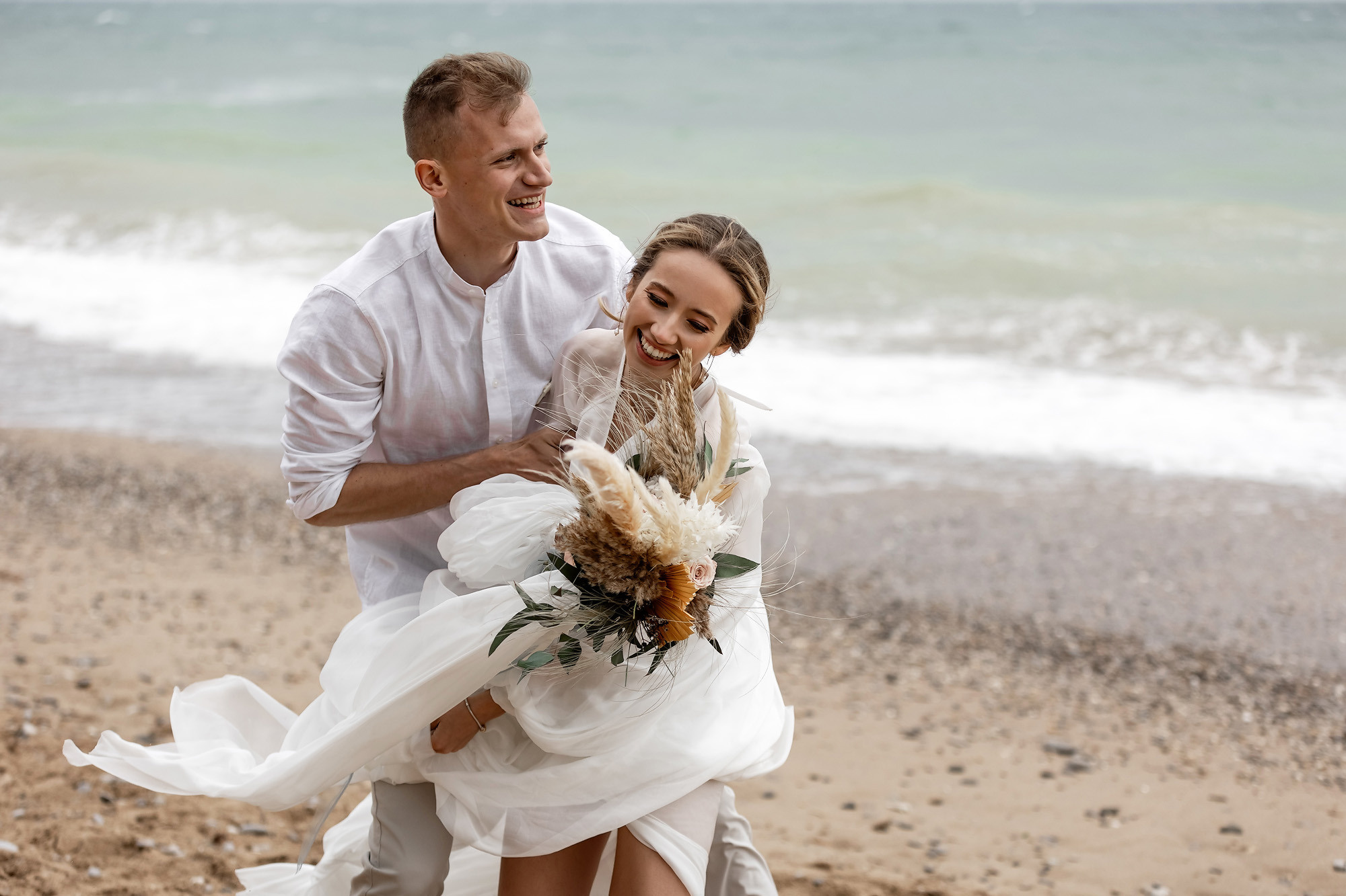 Свадебная выездная церемония и фотосессия на берегу моря. Свадебный фотограф, фотосъемка в Крыму, Севастополе, Симферополе, Ялте