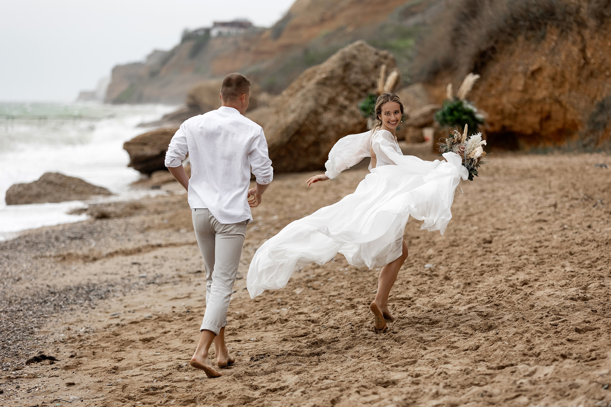 Свадебная выездная церемония и фотосессия на берегу моря. Свадебный фотограф, фотосъемка в Крыму, Севастополе, Симферополе, Ялте
