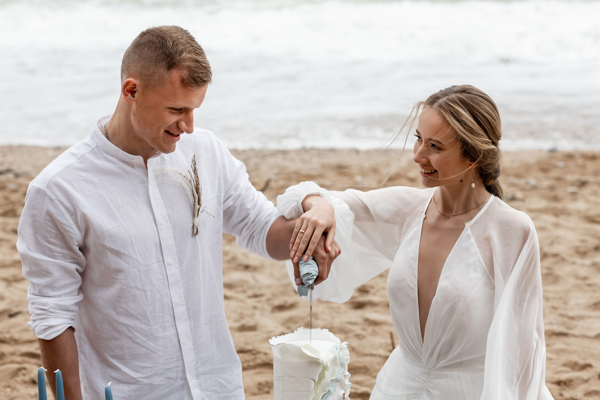 Свадебная выездная церемония и фотосессия на берегу моря. Свадебный фотограф, фотосъемка в Крыму, Севастополе, Симферополе, Ялте