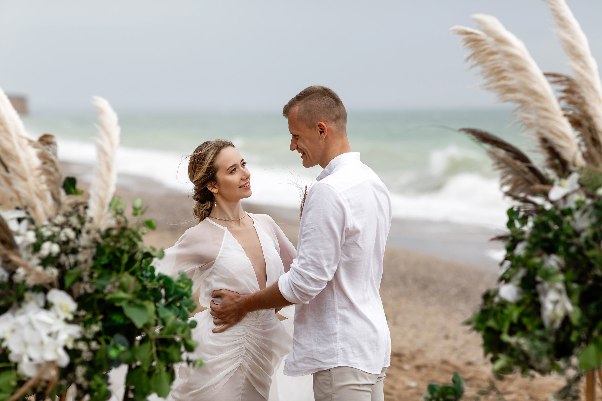 Свадебная выездная церемония и фотосессия на берегу моря. Свадебный фотограф, фотосъемка в Крыму, Севастополе, Симферополе, Ялте