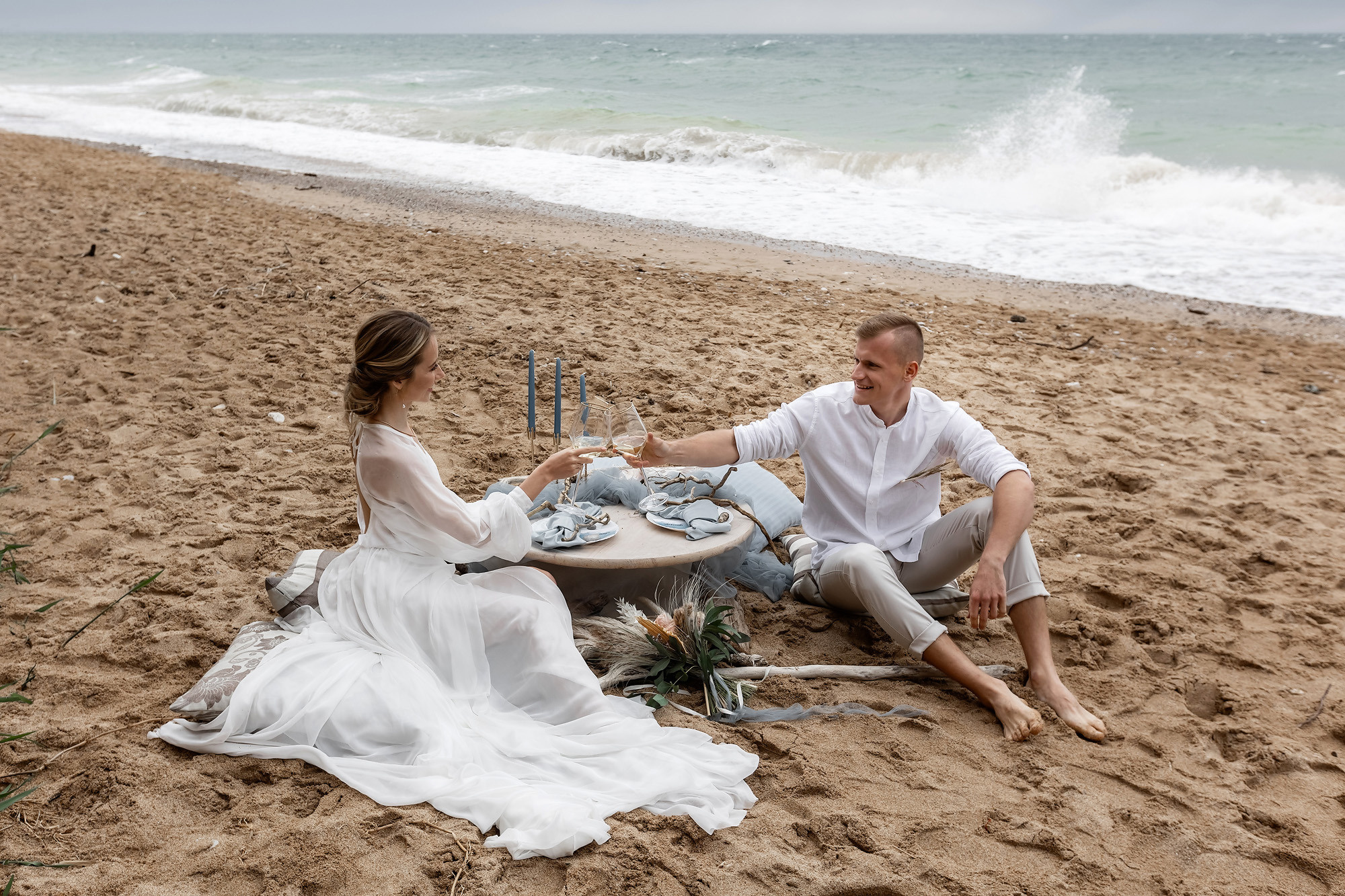 Свадебная выездная церемония и фотосессия на берегу моря. Свадебный фотограф, фотосъемка в Крыму, Севастополе, Симферополе, Ялте