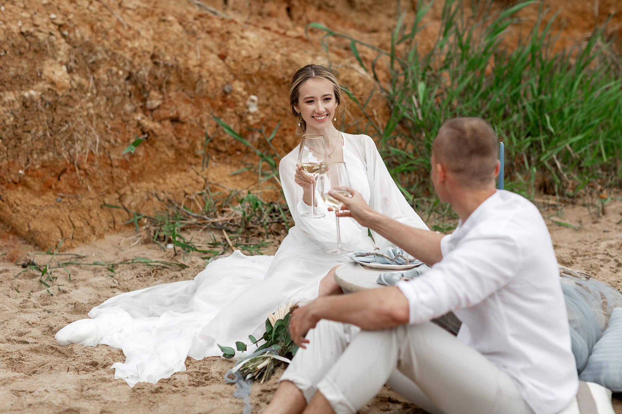 Свадебная выездная церемония и фотосессия на берегу моря. Свадебный фотограф, фотосъемка в Крыму, Севастополе, Симферополе, Ялте