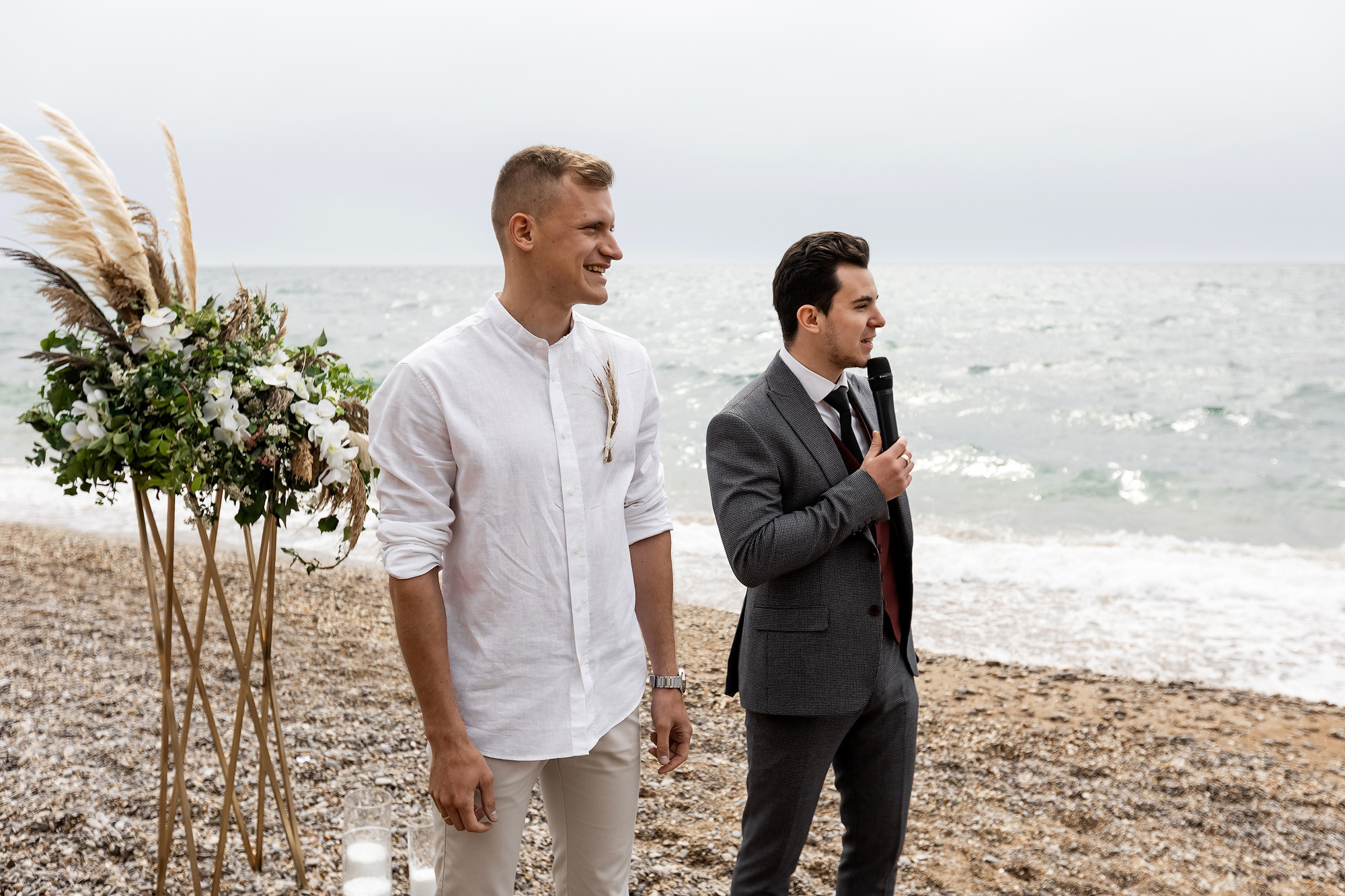 Свадебная выездная церемония и фотосессия на берегу моря. Свадебный фотограф, фотосъемка в Крыму, Севастополе, Симферополе, Ялте