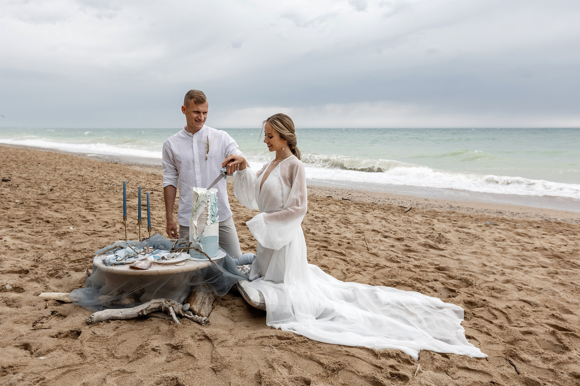 Свадебная выездная церемония и фотосессия на берегу моря. Свадебный фотограф, фотосъемка в Крыму, Севастополе, Симферополе, Ялте