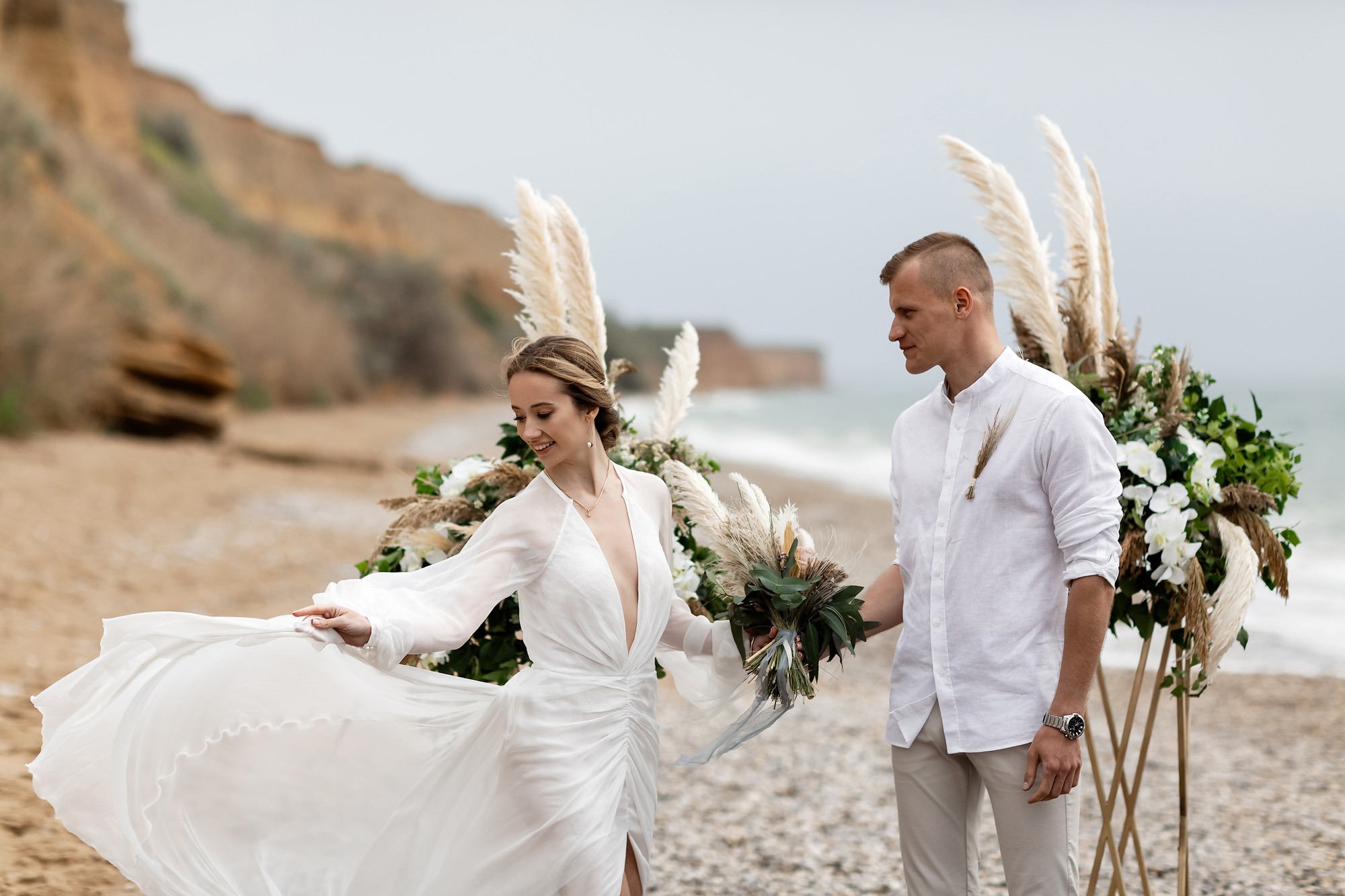 Свадебная выездная церемония и фотосессия на берегу моря. Свадебный фотограф, фотосъемка в Крыму, Севастополе, Симферополе, Ялте