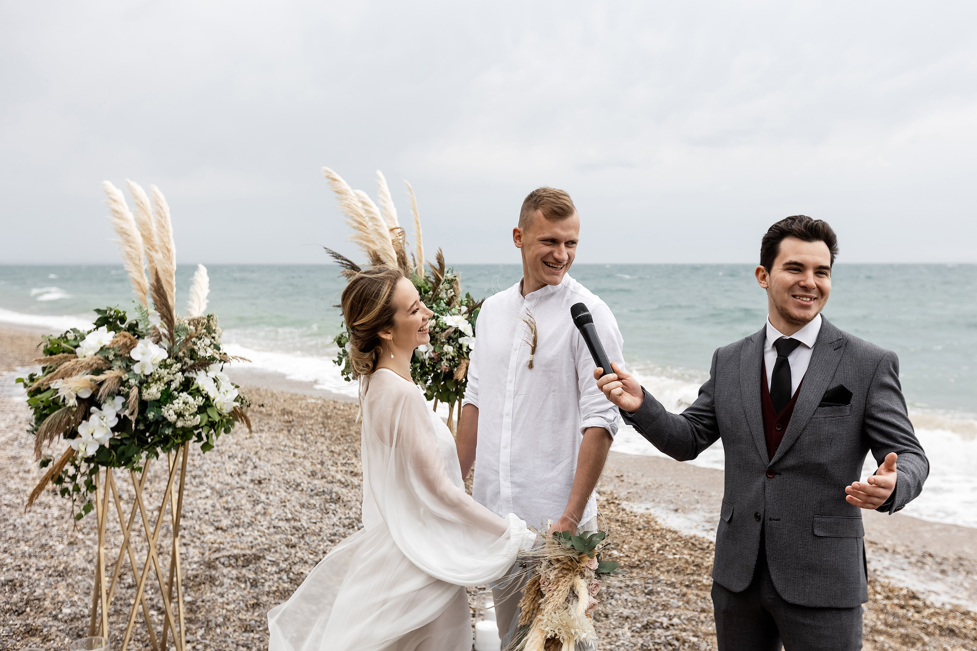 Свадебная выездная церемония и фотосессия на берегу моря. Свадебный фотограф, фотосъемка в Крыму, Севастополе, Симферополе, Ялте