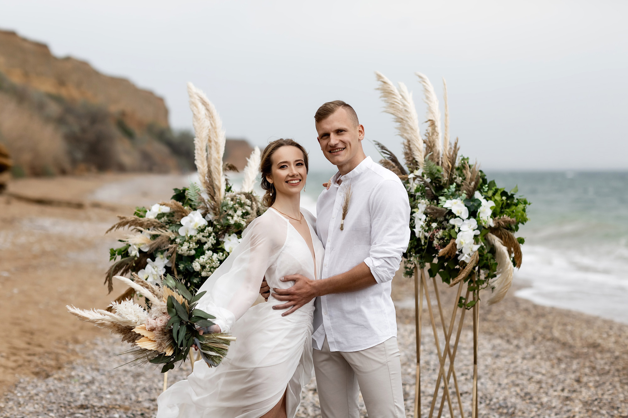 Свадебная выездная церемония и фотосессия на берегу моря. Свадебный фотограф, фотосъемка в Крыму, Севастополе, Симферополе, Ялте