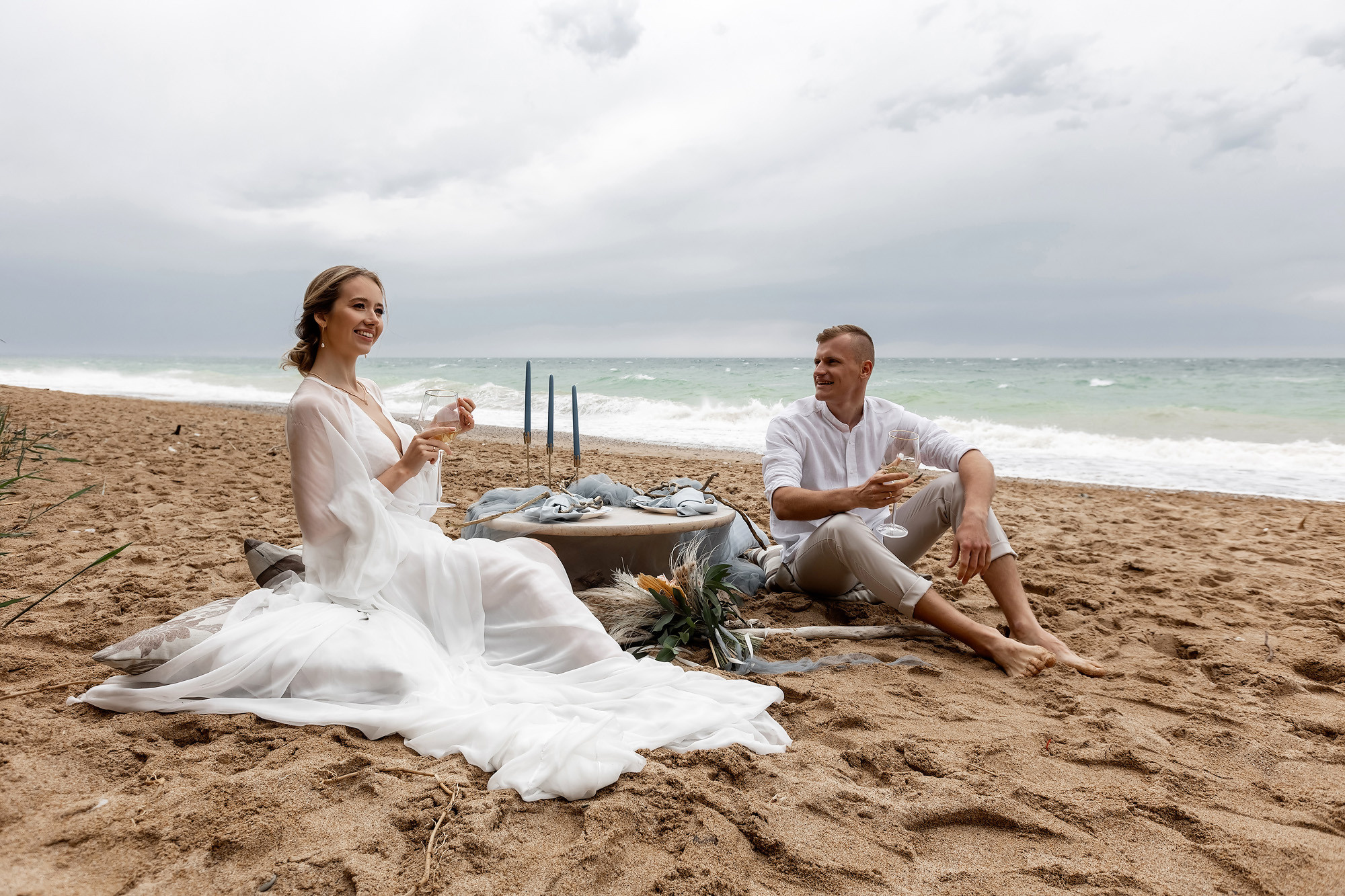Свадебная выездная церемония и фотосессия на берегу моря. Свадебный фотограф, фотосъемка в Крыму, Севастополе, Симферополе, Ялте
