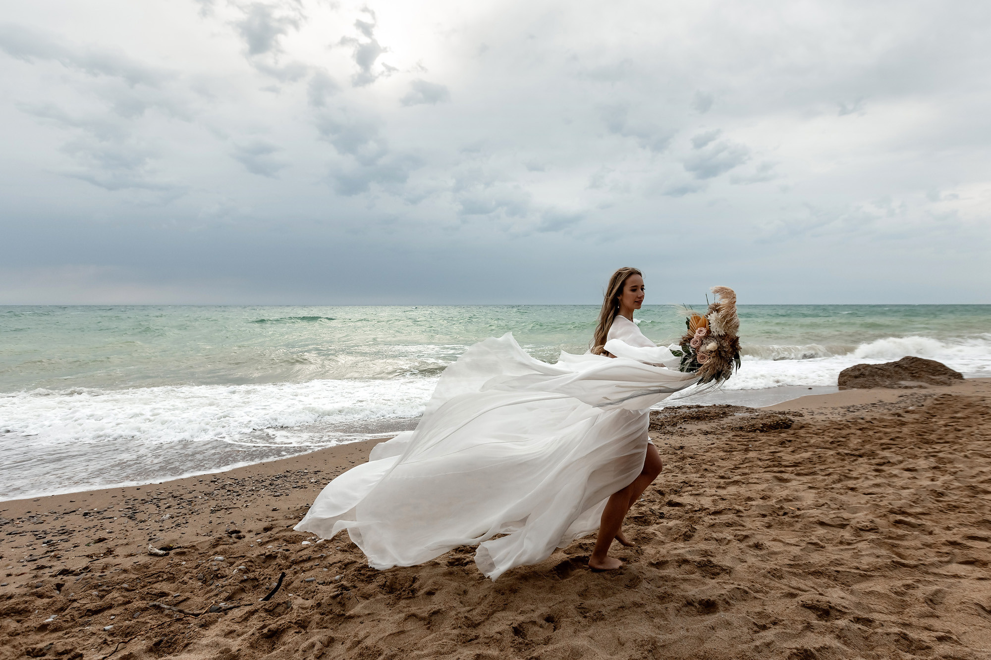 Свадебная выездная церемония и фотосессия на берегу моря. Свадебный фотограф, фотосъемка в Крыму, Севастополе, Симферополе, Ялте