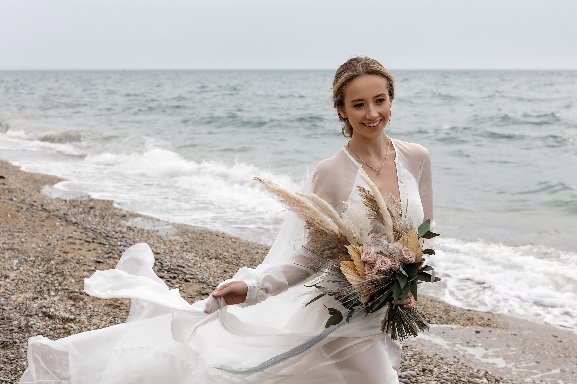 Свадебная выездная церемония и фотосессия на берегу моря. Свадебный фотограф, фотосъемка в Крыму, Севастополе, Симферополе, Ялте