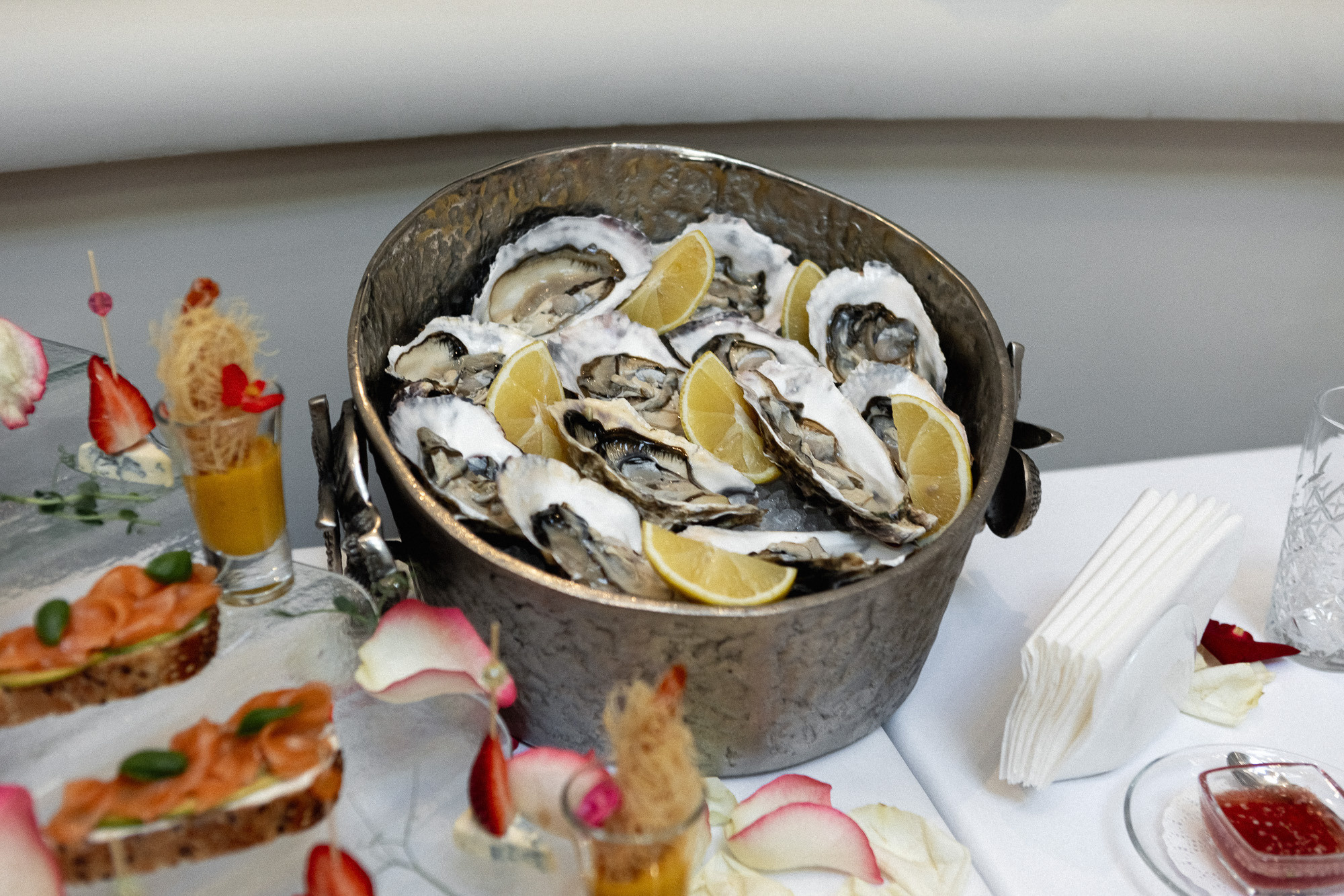 Алексей и Екатерина - свадьба для двоих в отеле Pallasa в Ялте. Свадебный фотограф, фотосъемка в Крыму, Севастополе, Симферополе, Ялте