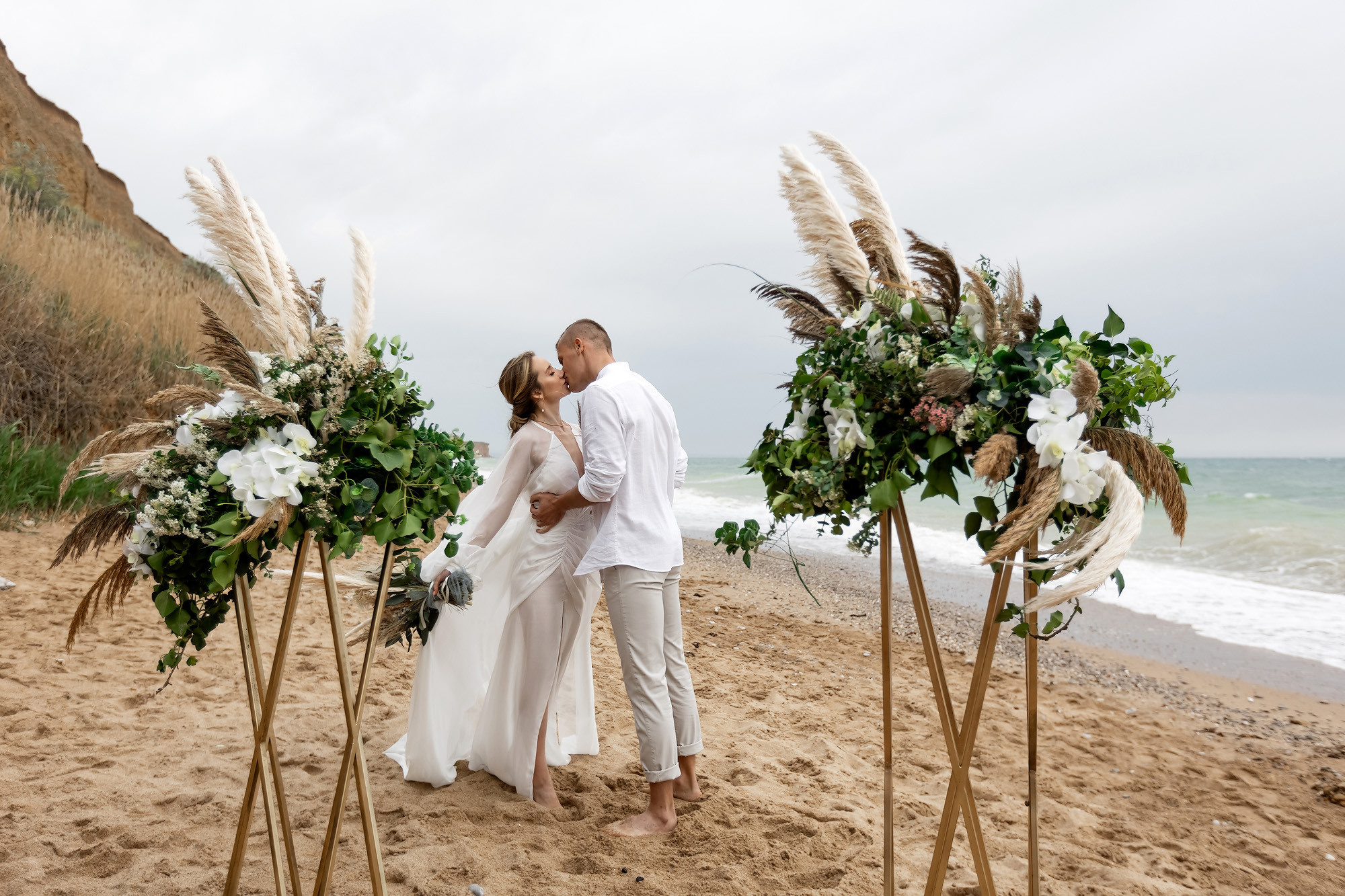 Свадебная выездная церемония и фотосессия на берегу моря. Свадебный фотограф, фотосъемка в Крыму, Севастополе, Симферополе, Ялте